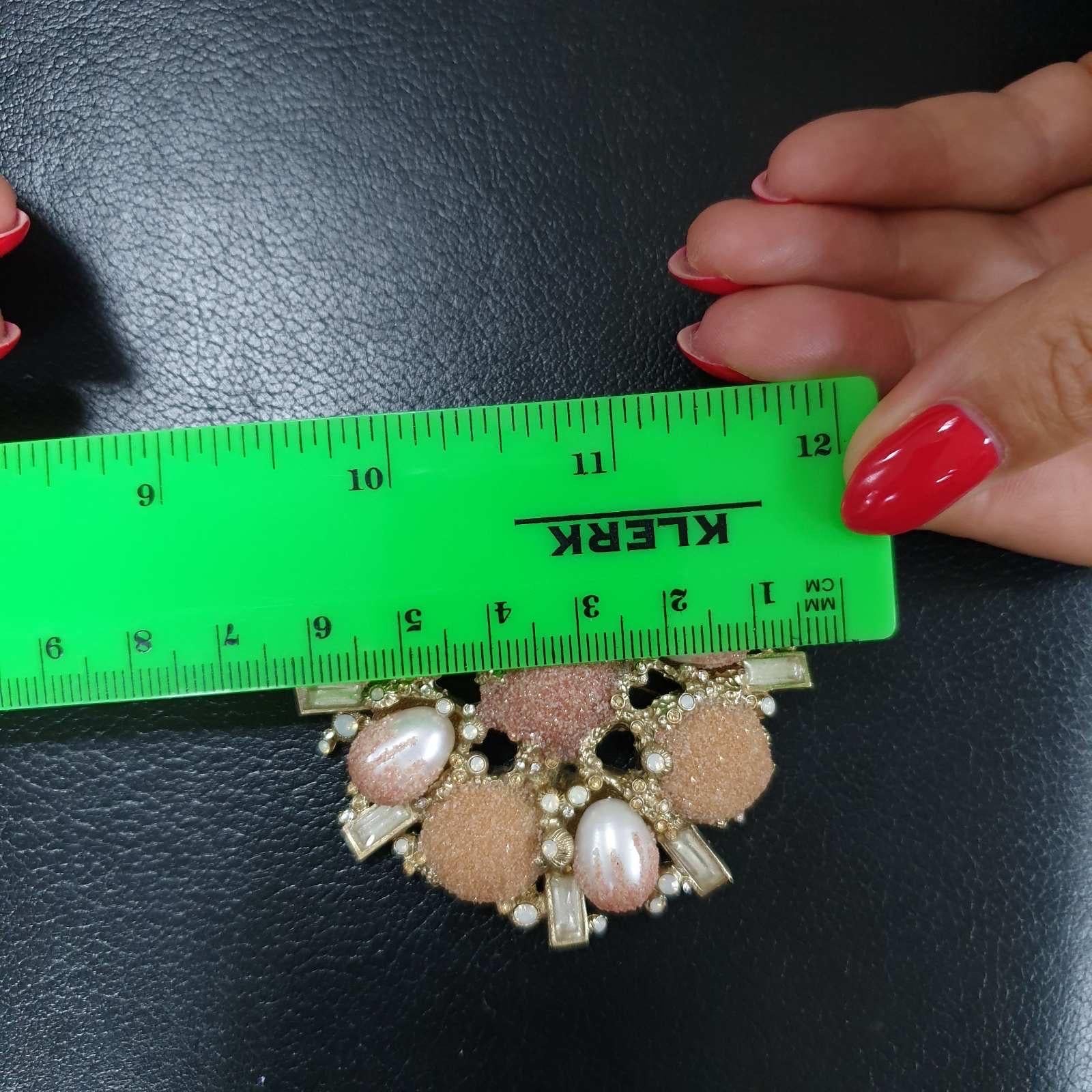 CHANEL 12P Artificial pearl Brooch In Good Condition For Sale In Krakow, PL