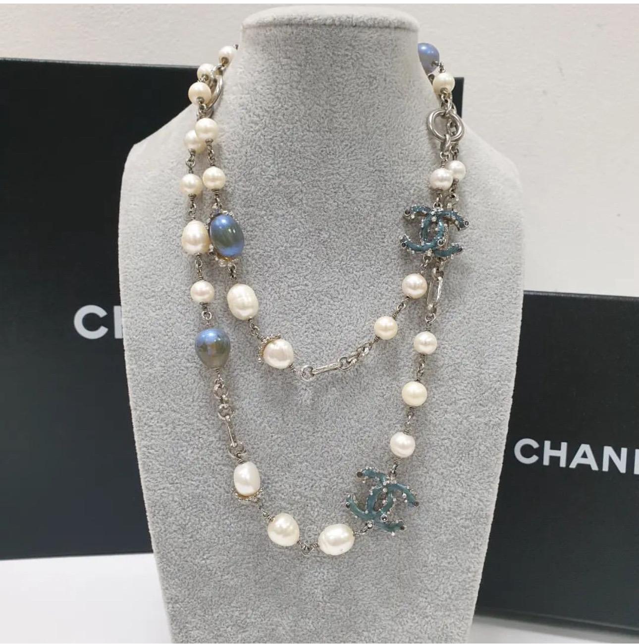 Chanel 12P CC White Grey Pearl  Necklace In Good Condition In Krakow, PL