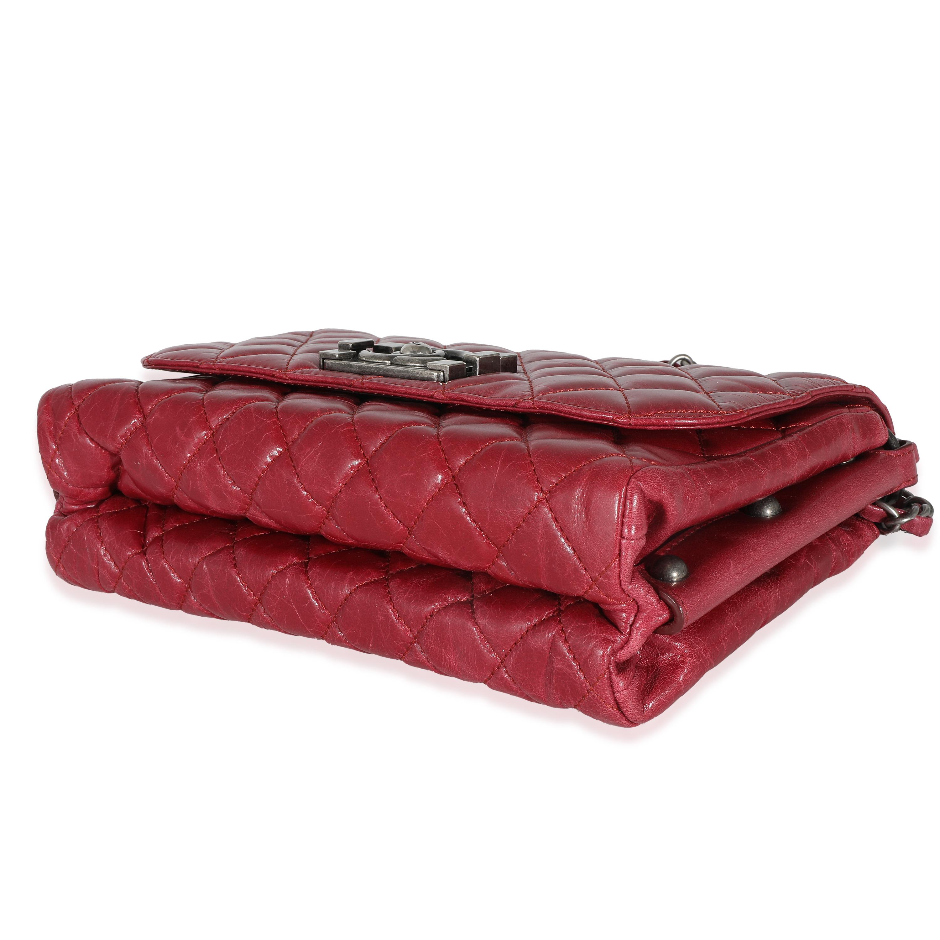 Titre de la liste : Chanel 12P Sac à rabat Veau Brilliante en cuir de veau glacé rouge
SKU : 137683
Condit : Usagé 
Description de l'état : Un classique intemporel qui ne se démode jamais, le sac à rabat de Chanel date de 1955 et a connu un certain