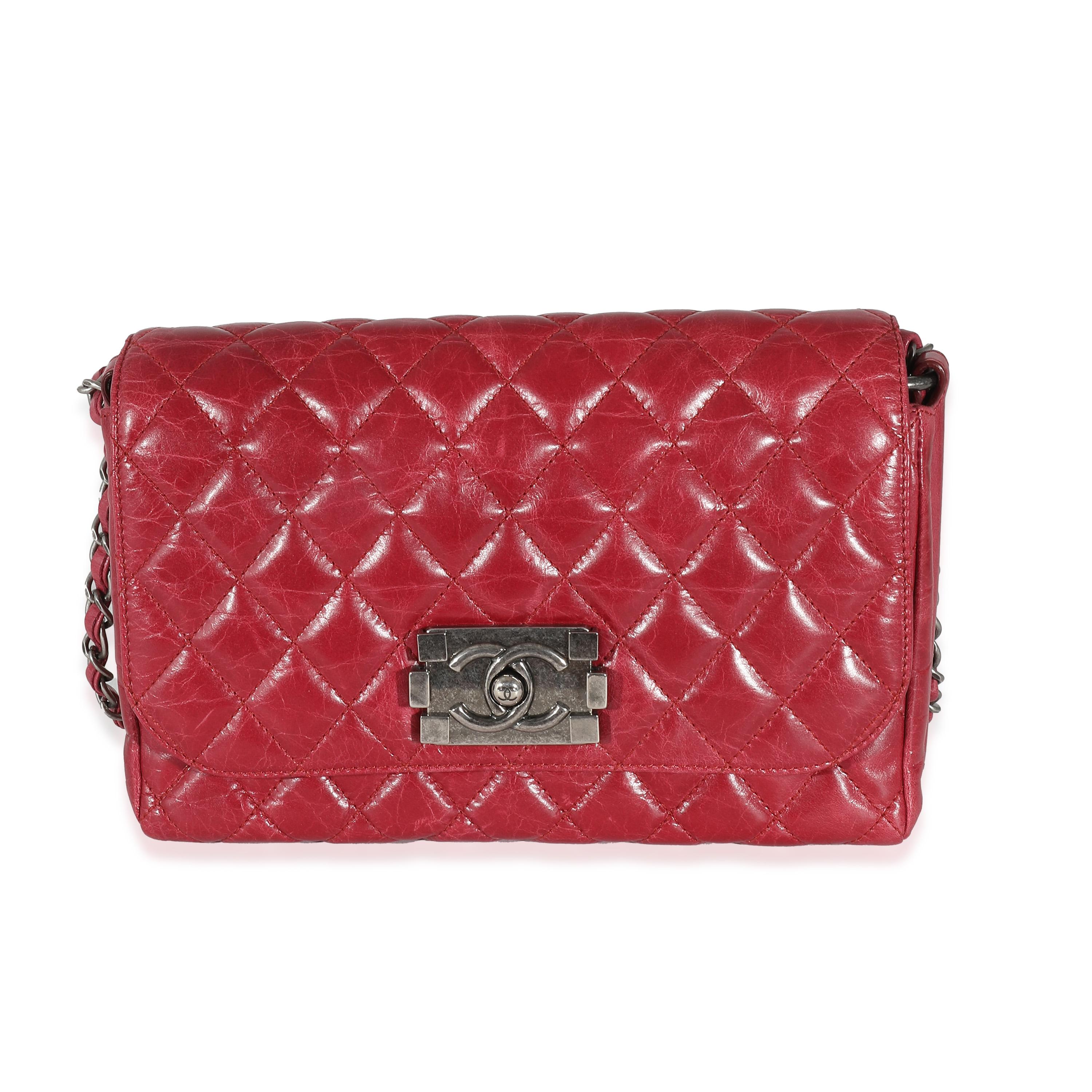 Chanel 12P Sac à rabat Veau Brilliante en cuir de veau glacé rouge Excellent état - En vente à New York, NY