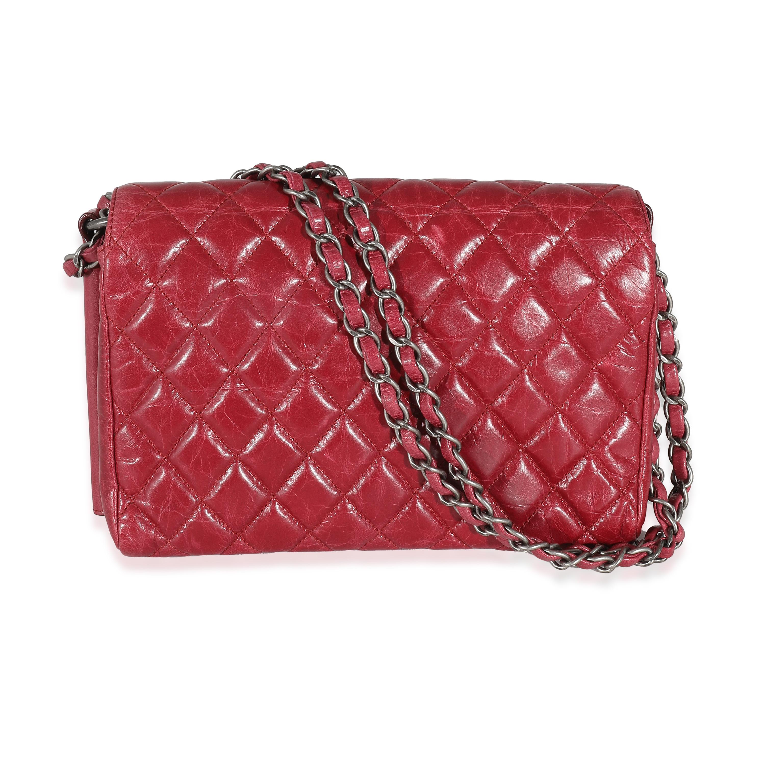 Chanel 12P Sac à rabat Veau Brilliante en cuir de veau glacé rouge Unisexe en vente