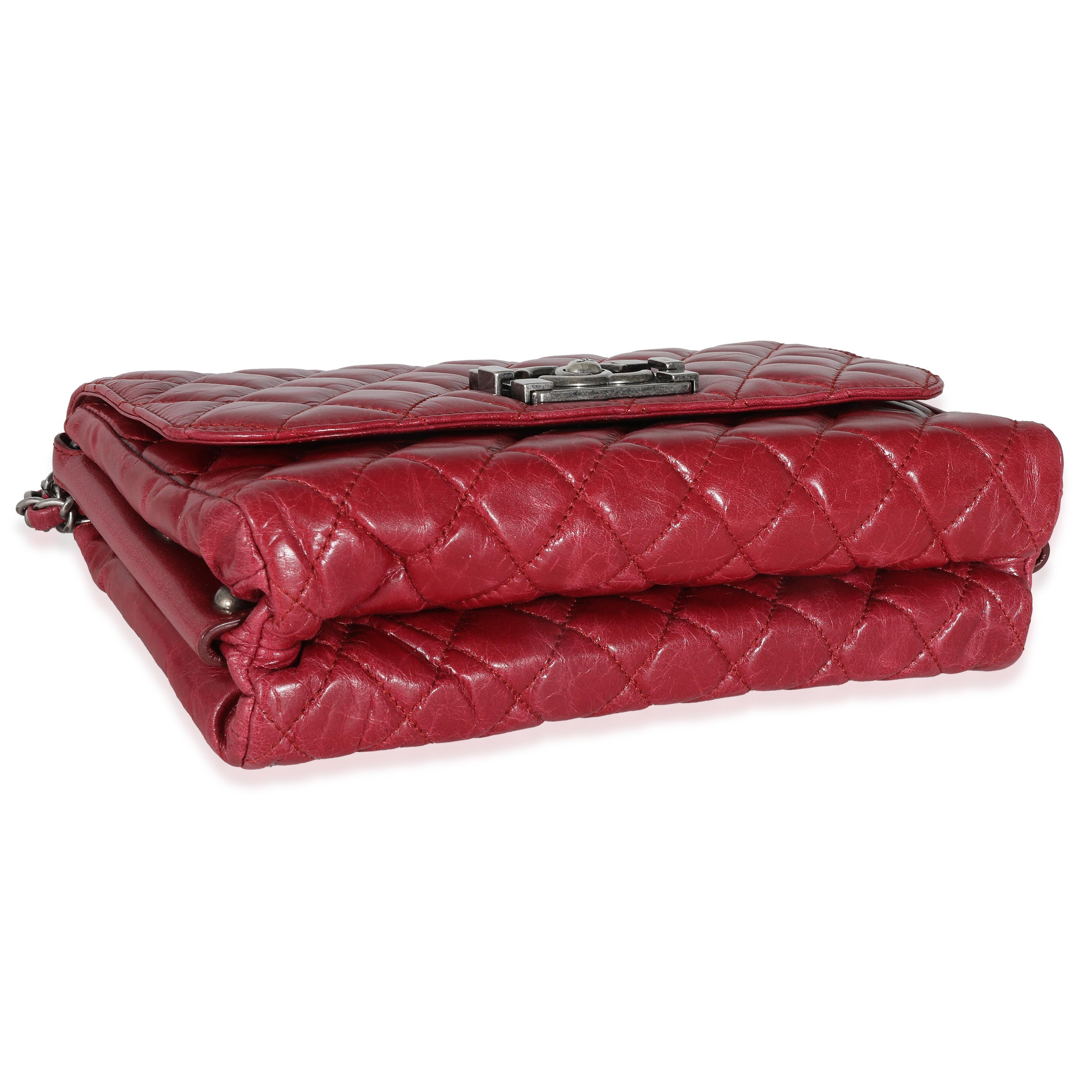 Chanel 12P Sac à rabat Veau Brilliante en cuir de veau glacé rouge en vente 1