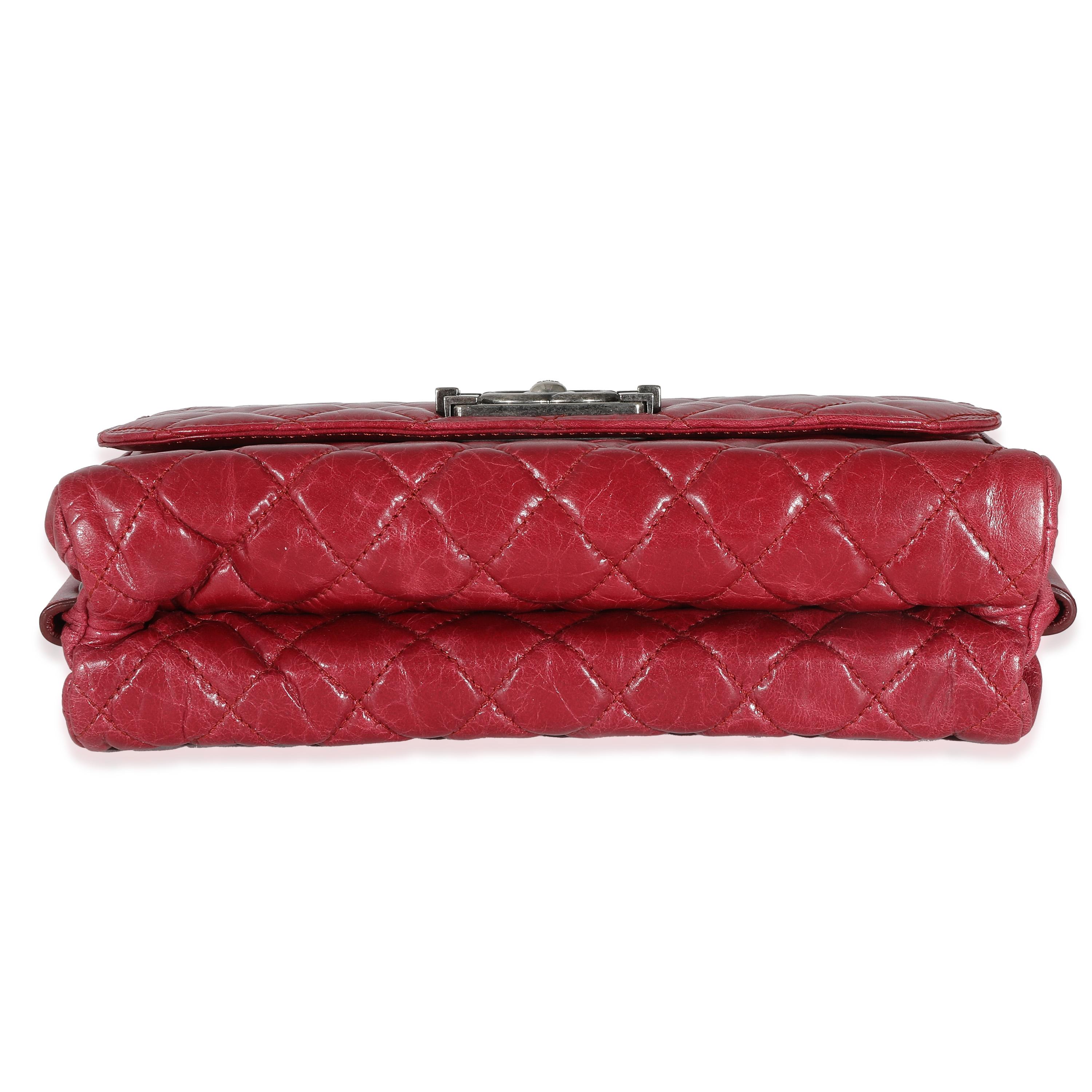 Chanel 12P Sac à rabat Veau Brilliante en cuir de veau glacé rouge en vente 2
