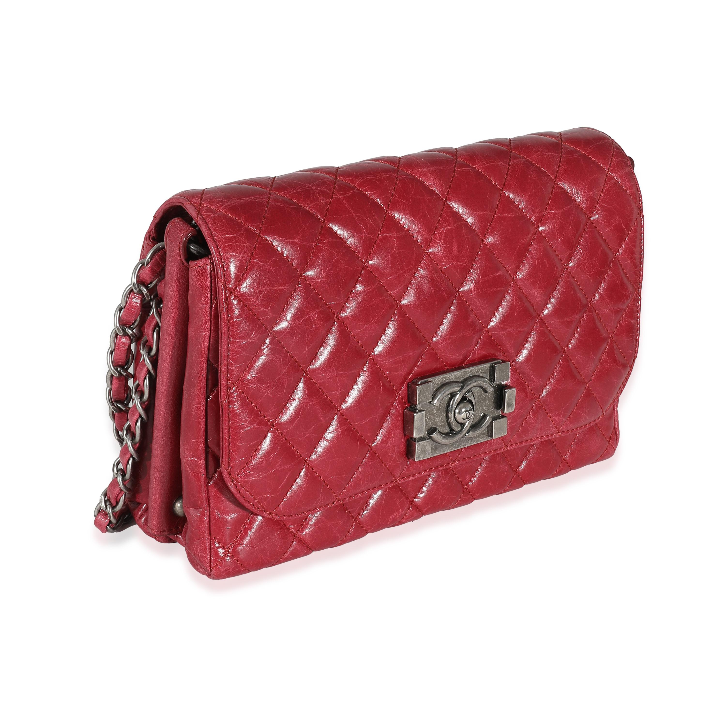 Chanel 12P Sac à rabat Veau Brilliante en cuir de veau glacé rouge en vente 3