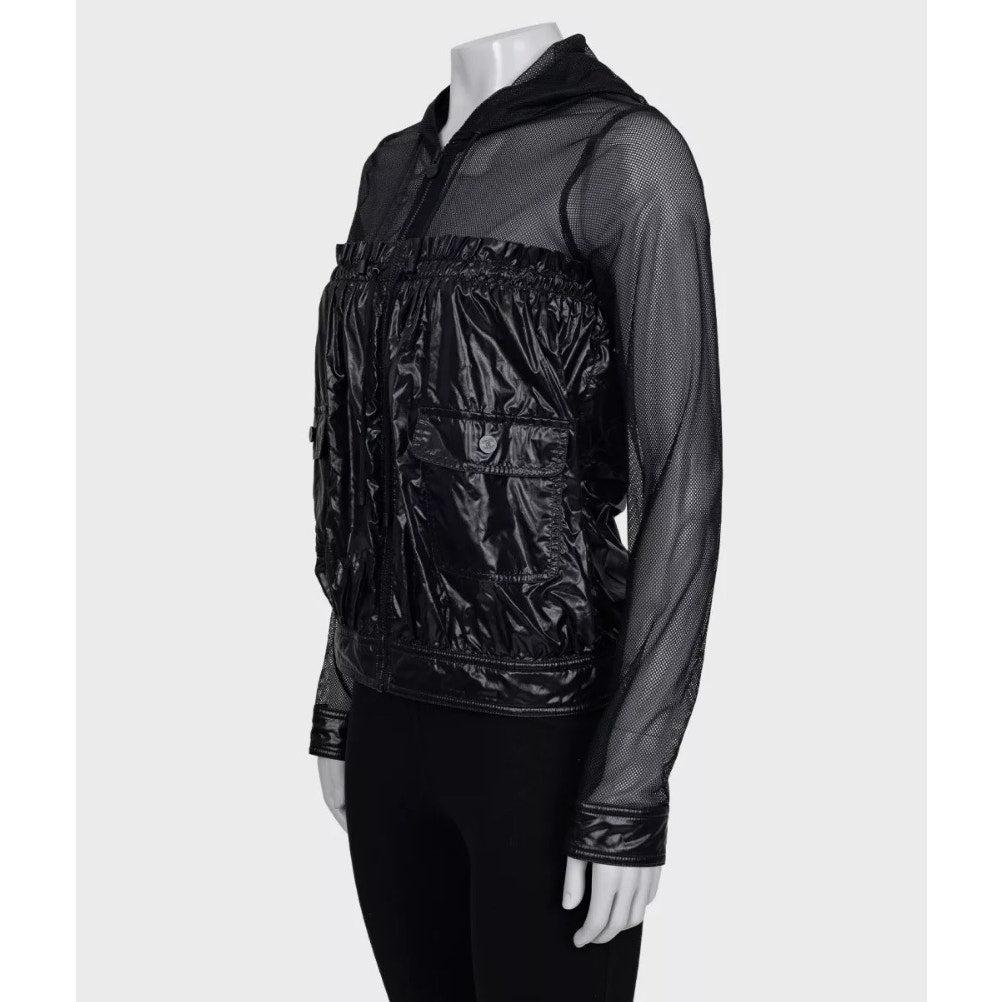 Eleva il tuo guardaroba con questa raffinata giacca con cappuccio di Chanel! 
Questa giacca elegante è realizzata in misto poliammide di alta qualità e garantisce comfort e una silhouette perfetta. La chiusura frontale con zip aggiunge un tocco di