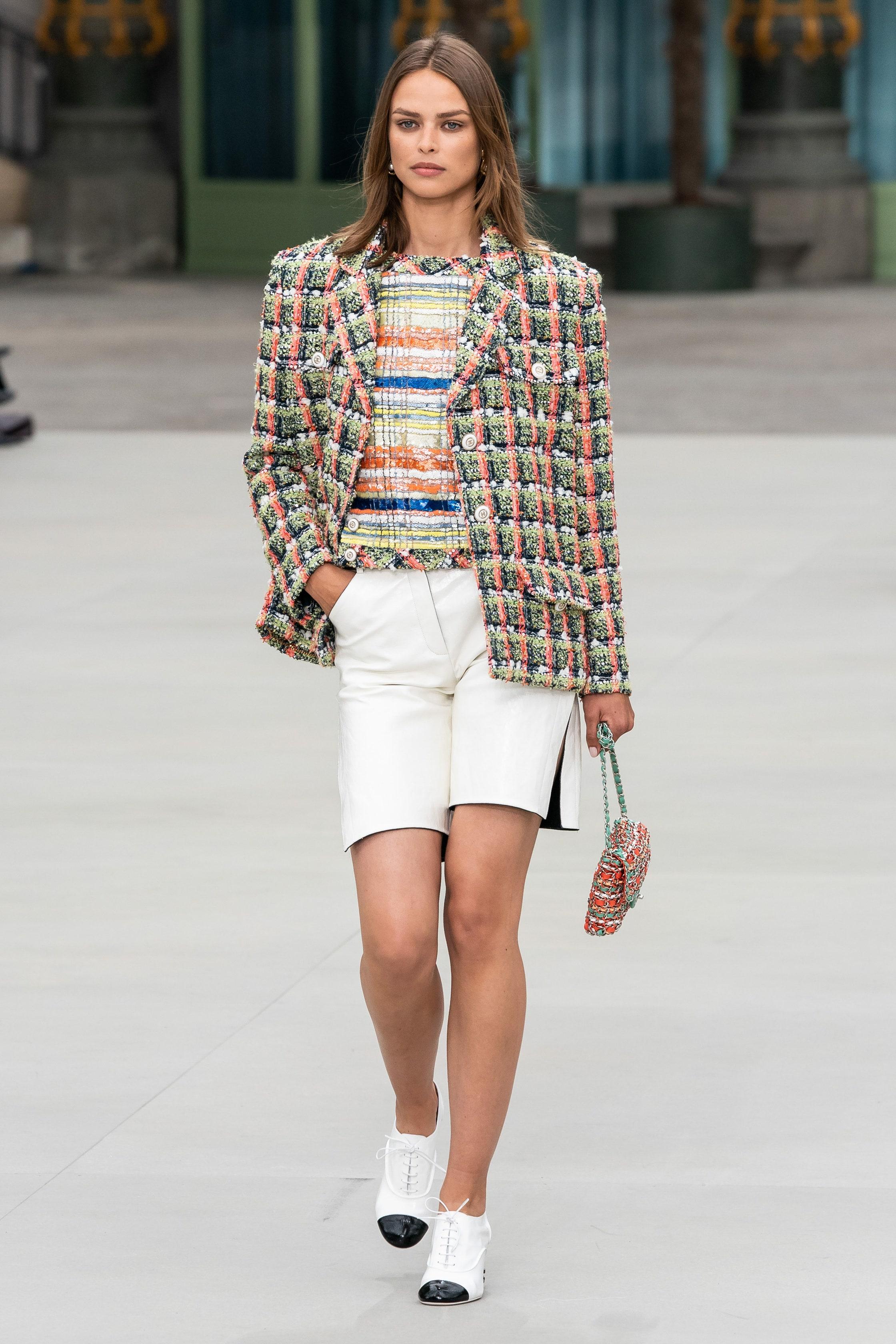 Iconic Chanel green & peach Lesage tweed jacket with sequin embellishment 
~ from 2020 Cruise COCO EXPRESS Collection ~ as seen on a fashion Legend Anna Wintour!

// Size mark 36 FR / Condition: never worn //

- CC logo buttons at front, pockets and
