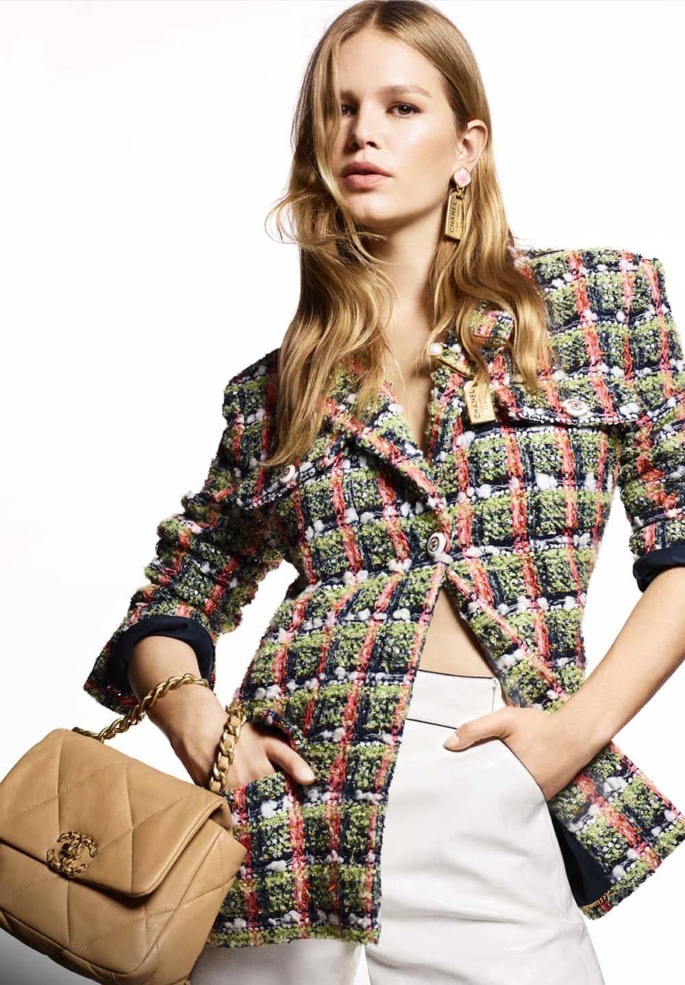 Iconic Chanel green & peach Lesage tweed jacket with sequin embellishment 
~ from 2020 Cruise COCO EXPRESS Collection ~ as seen on a fashion Legend Anna Wintour!

// Size mark 36 FR / Condition: never worn //

- CC logo buttons at front, pockets and