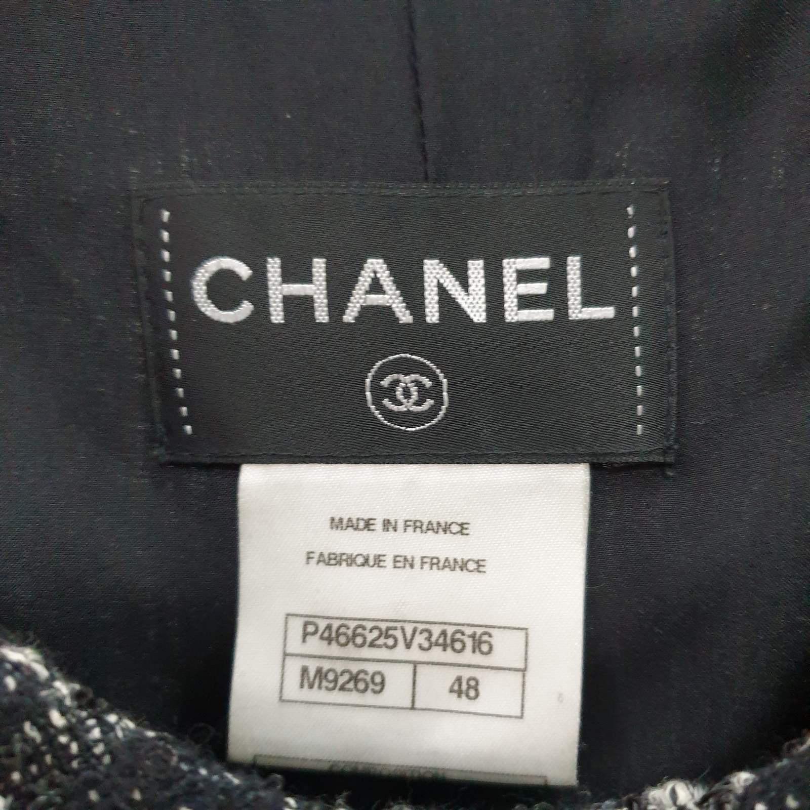 CHANEL 13A Black Grey Chain Trim Tweed Coat Jacket Dress Top  In Excellent Condition For Sale In Krakow, PL