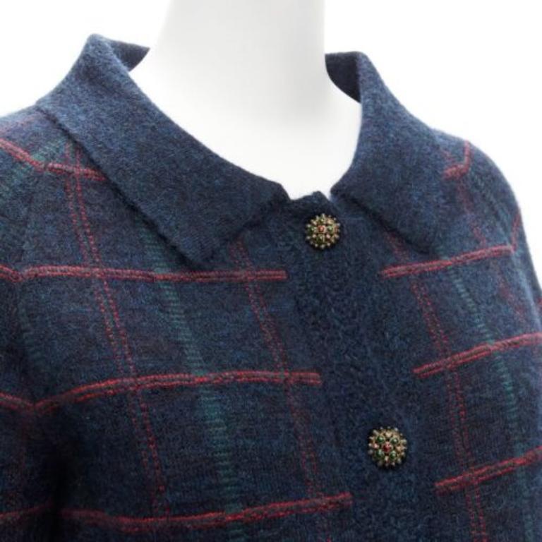 CHANEL 13A Edinburgh green plaid cashmere boucle gripoix buttons jacket FR36 S
Reference: TGAS/D00926
Brand: Chanel
Designer: Karl Lagerfeld
Collection: 14A Edinburgh
Material: Wool, Cashmere, Mohair
Color: Green, Red
Pattern: Plaid
Closure: