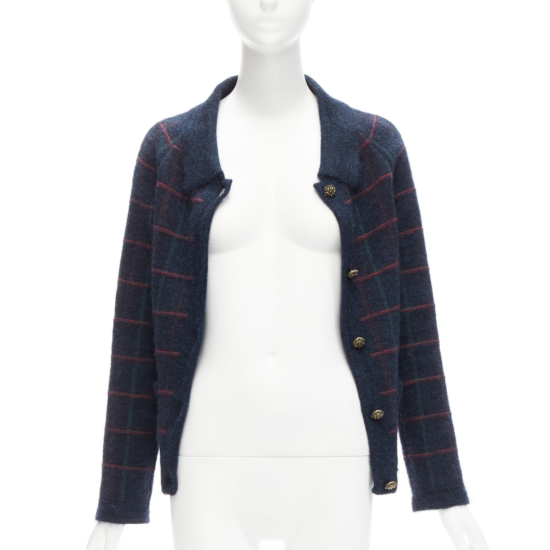 CHANEL 13A Edinburgh green plaid cashmere mohair boucle gripoix buttons jacket FR36 S
Reference: TGAS/D00926
Brand: Chanel
Designer: Karl Lagerfeld
Collection: 14A Edinburgh
Material: Wool, Cashmere, Mohair
Color: Green, Red
Pattern: Plaid
Closure: