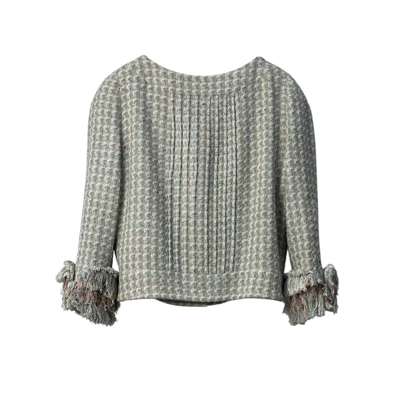 Atemberaubende CHANEL 13C Rose Garden Lesage Tweedjacke in ausgezeichnetem Zustand! Diese wunderschöne Jacke hat eine aufwendige Rüschenverzierung und fällt in Größe 38 aus. Perfekt, um jedem Outfit einen Hauch von Luxus und Eleganz zu verleihen.