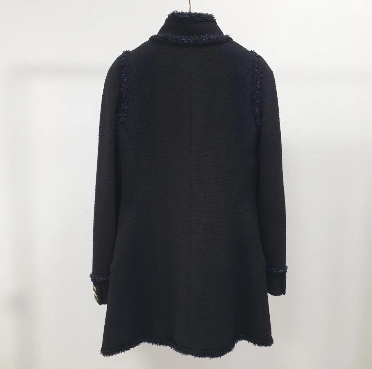 Timeless and chic, this Chanel 13C Versailles jacket is a must-have for any fashion-conscious woman. 

Featuring a stunning blue trim and unique Camellia Gripoix buttons, this jacket exudes sophistication and luxury. 

Crafted with the finest