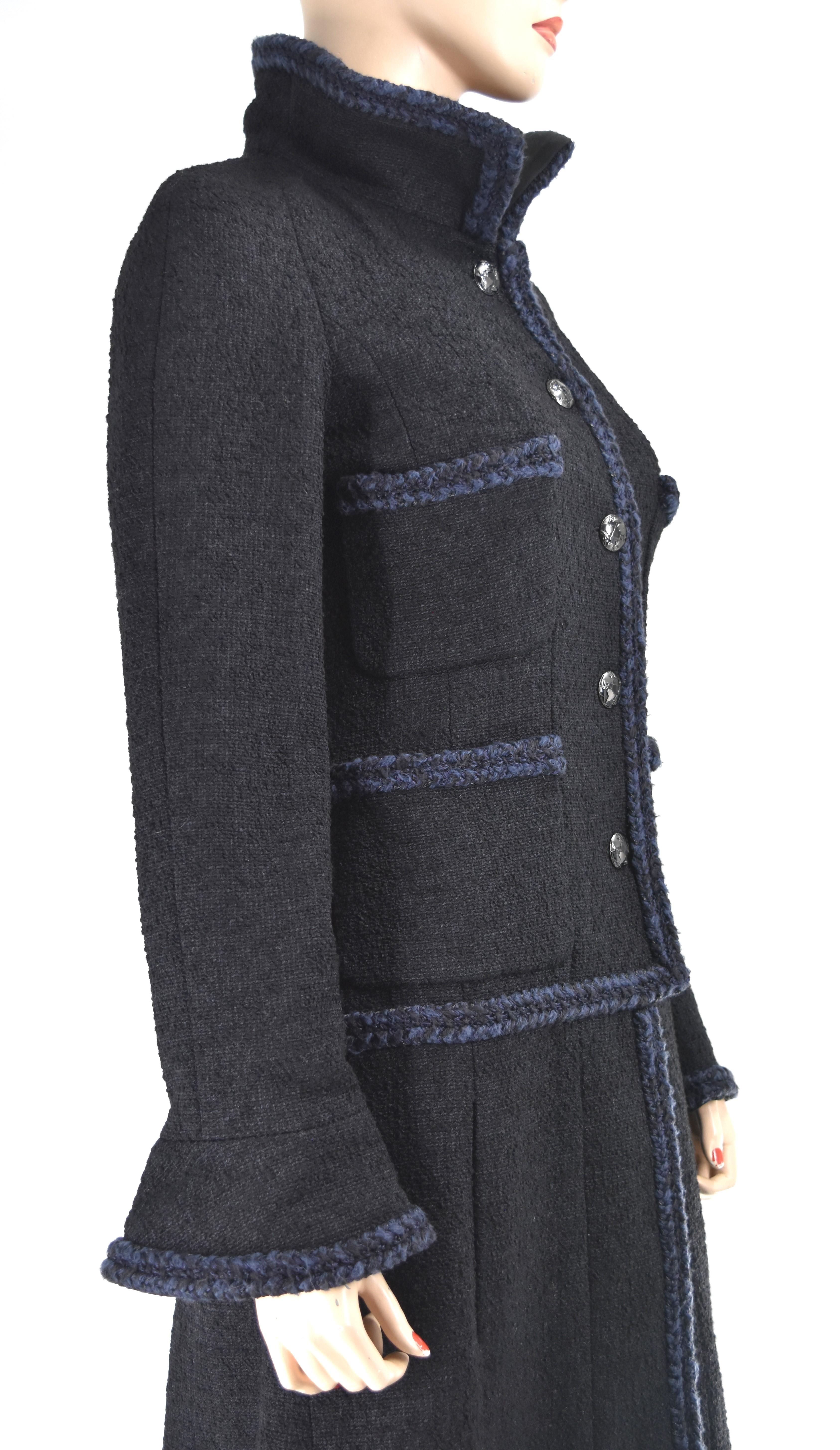Chanel-Mantel aus der Chanel 13K-Laufstegkollektion. Sie ist mit geflochtenen Borten und Chanel-Knöpfen mit ineinandergreifendem CC-Logo verziert.  Es ist neu mit Tags.