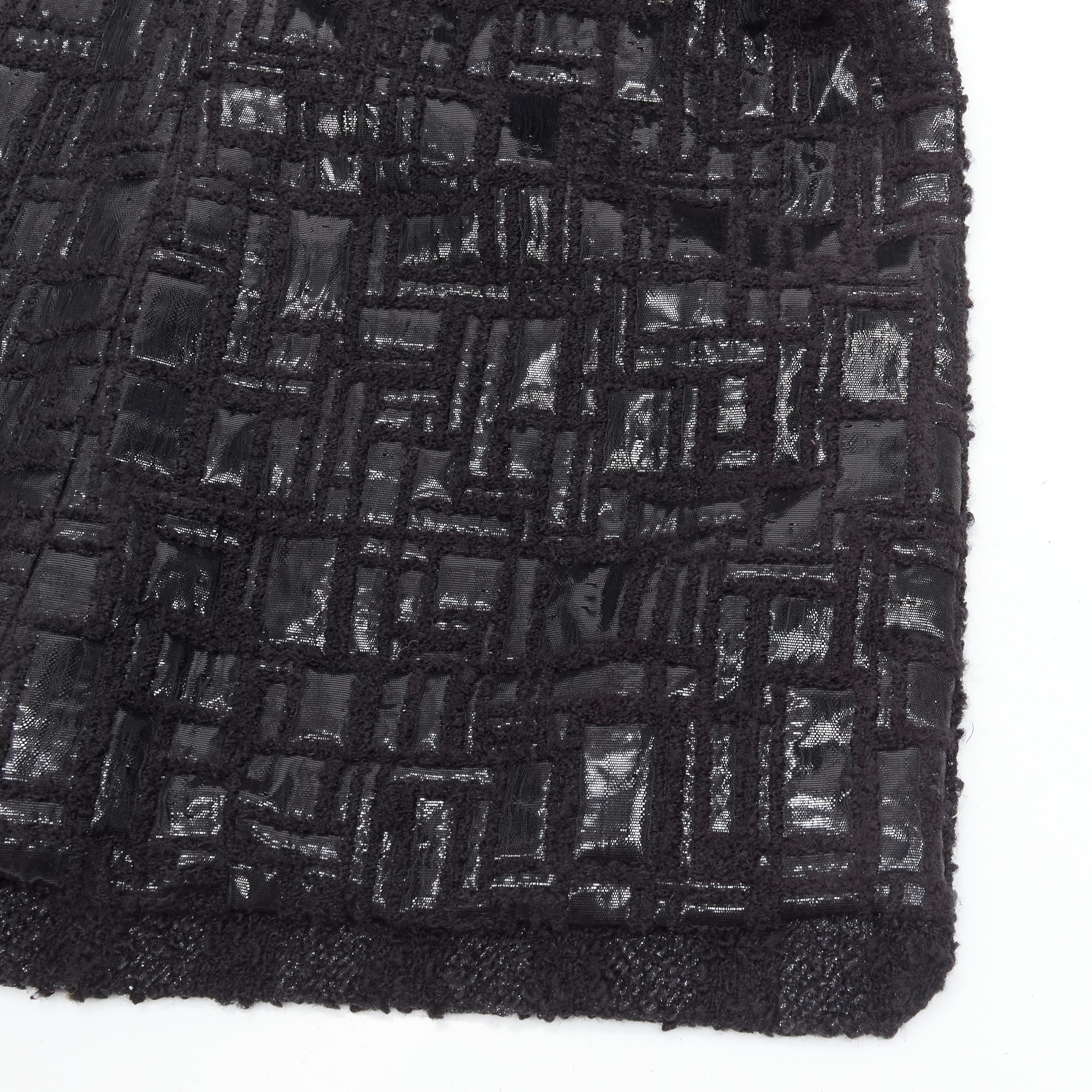 CHANEL 13K schwarzer Lurex Karierter Tweed Globe CC Knopfleiste hoch niedriger Mantel FR36 XS im Angebot 6