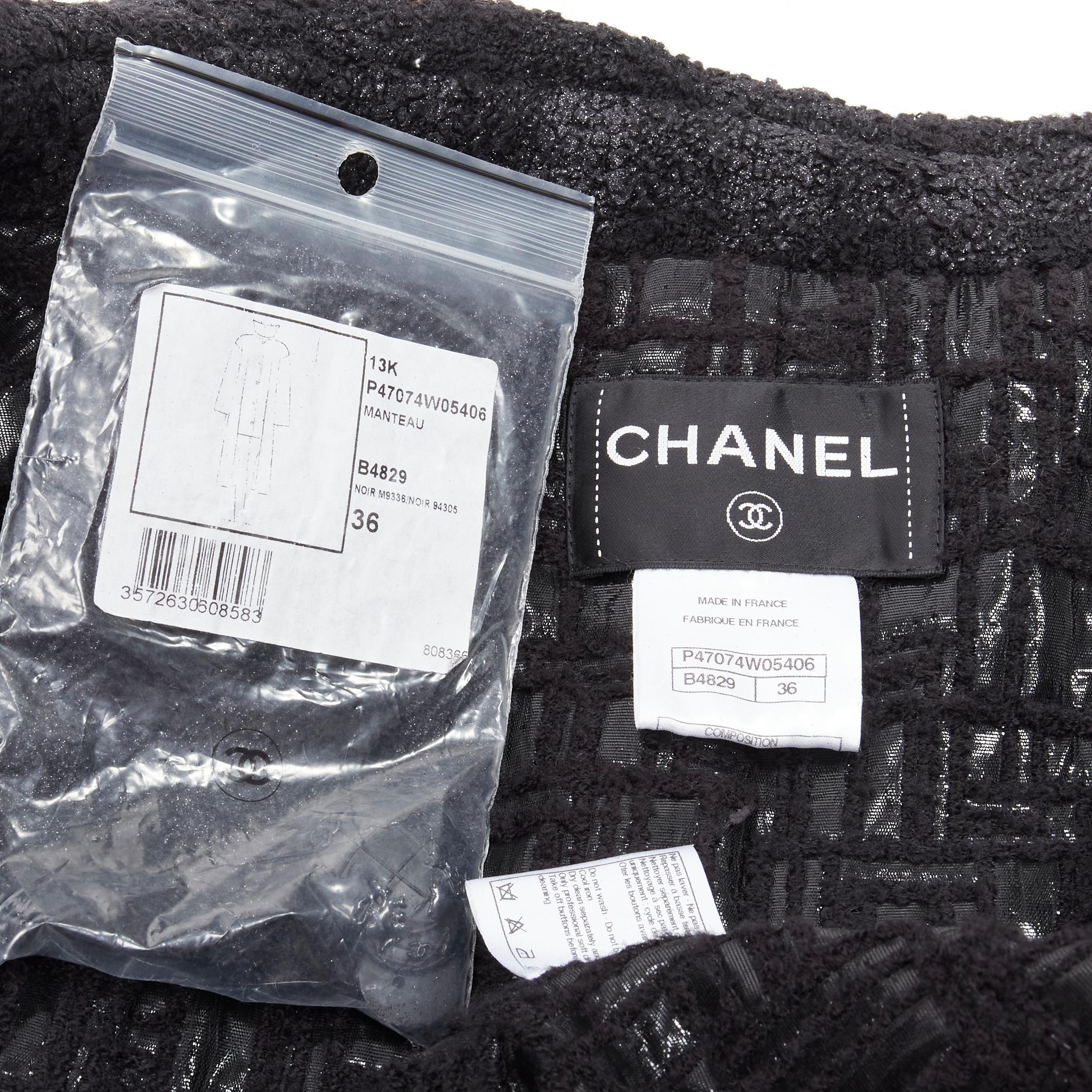 CHANEL 13K schwarzer Lurex Karierter Tweed Globe CC Knopfleiste hoch niedriger Mantel FR36 XS im Angebot 7