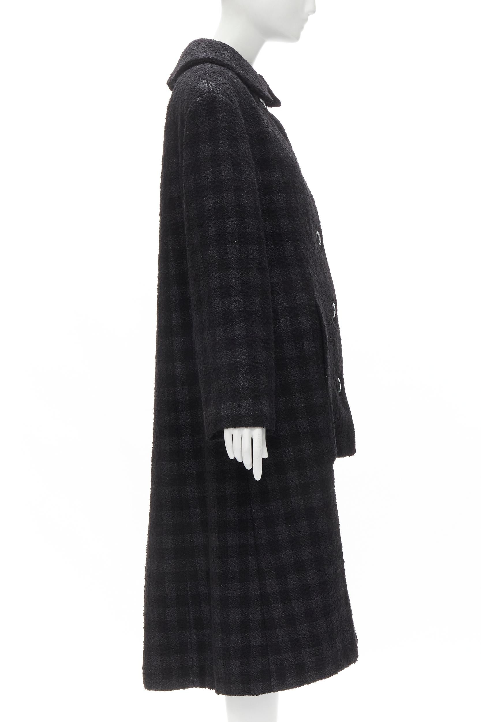 CHANEL 13K schwarzer Lurex Karierter Tweed Globe CC Knopfleiste hoch niedriger Mantel FR36 XS Damen im Angebot