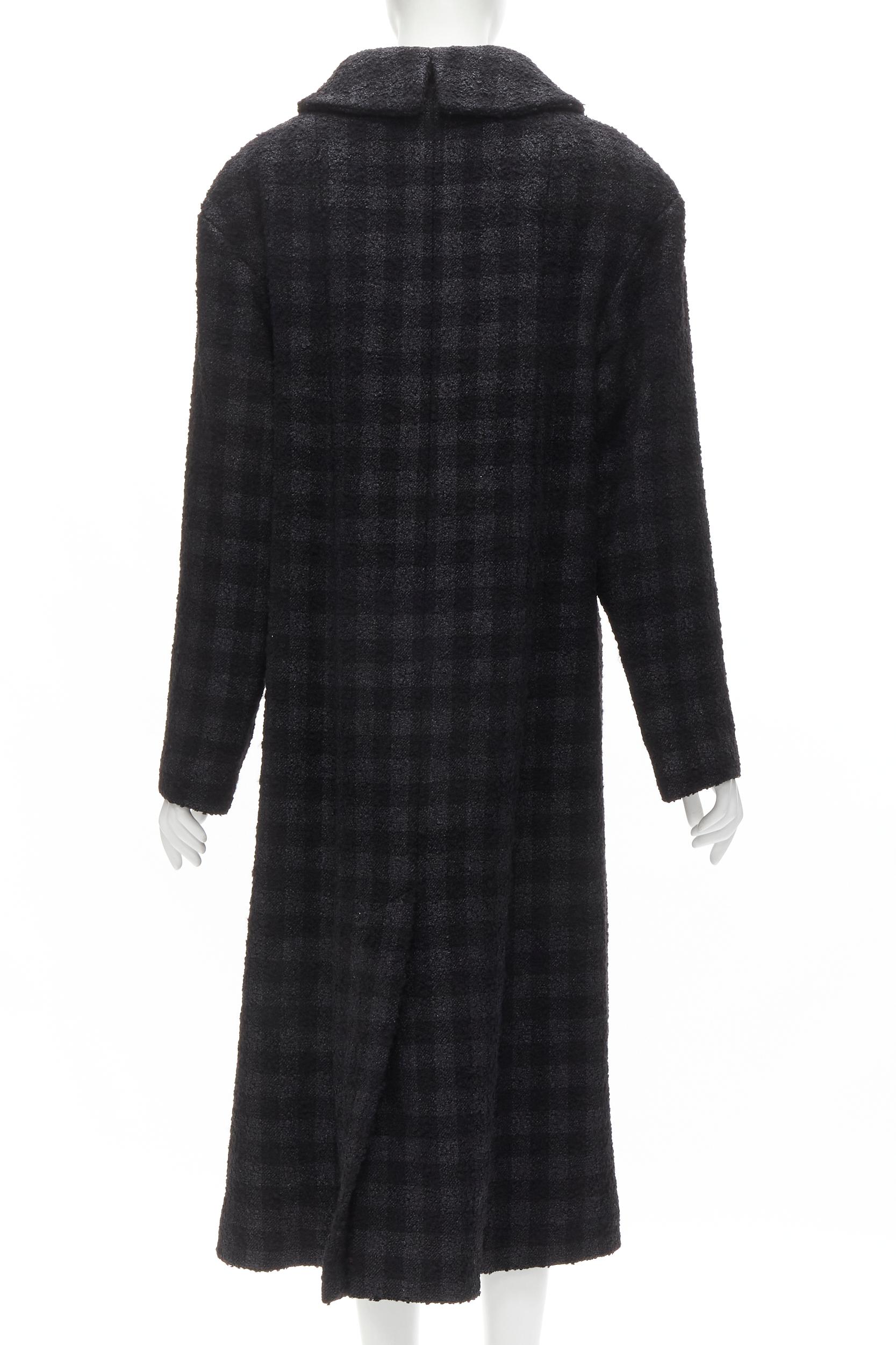 CHANEL 13K schwarzer Lurex Karierter Tweed Globe CC Knopfleiste hoch niedriger Mantel FR36 XS im Angebot 1