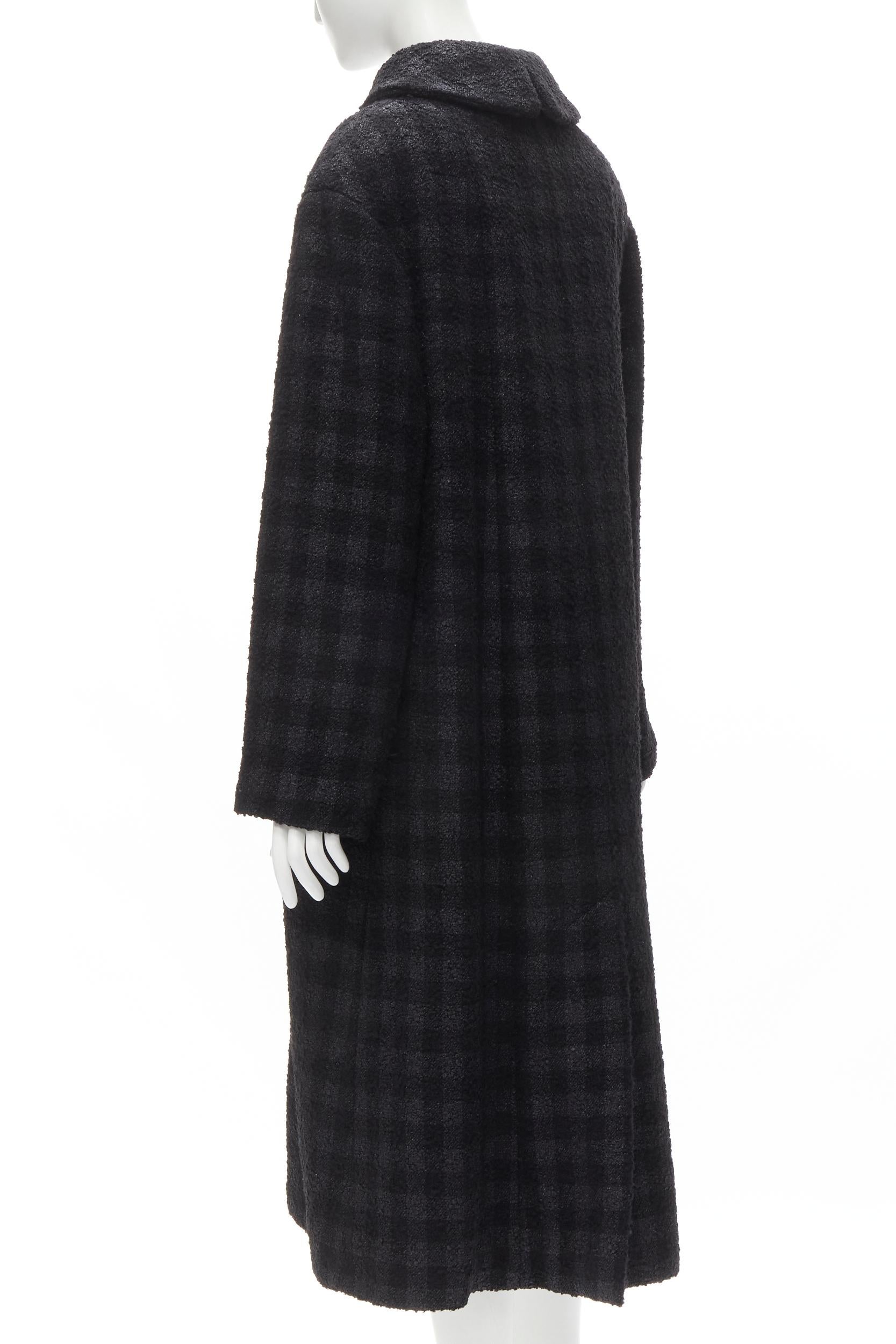 CHANEL 13K schwarzer Lurex Karierter Tweed Globe CC Knopfleiste hoch niedriger Mantel FR36 XS im Angebot 2
