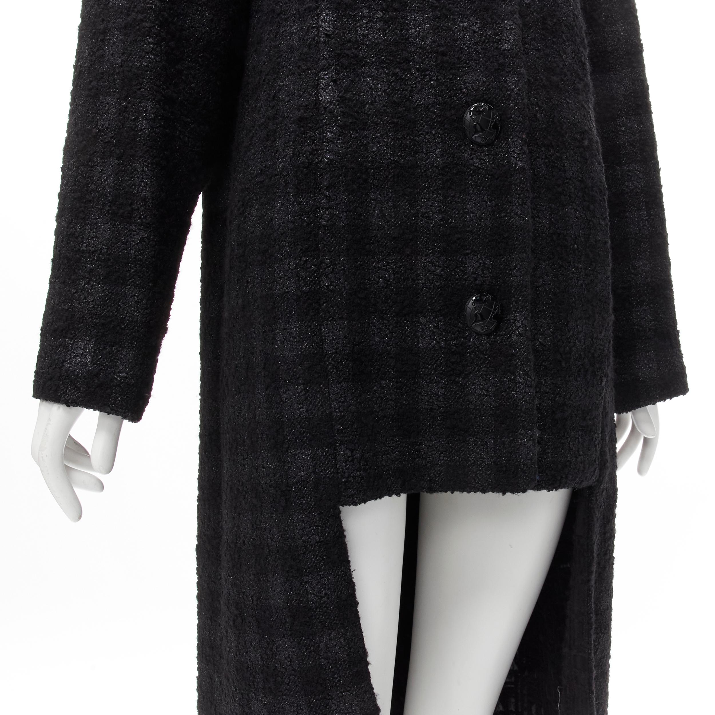 CHANEL 13K schwarzer Lurex Karierter Tweed Globe CC Knopfleiste hoch niedriger Mantel FR36 XS im Angebot 4