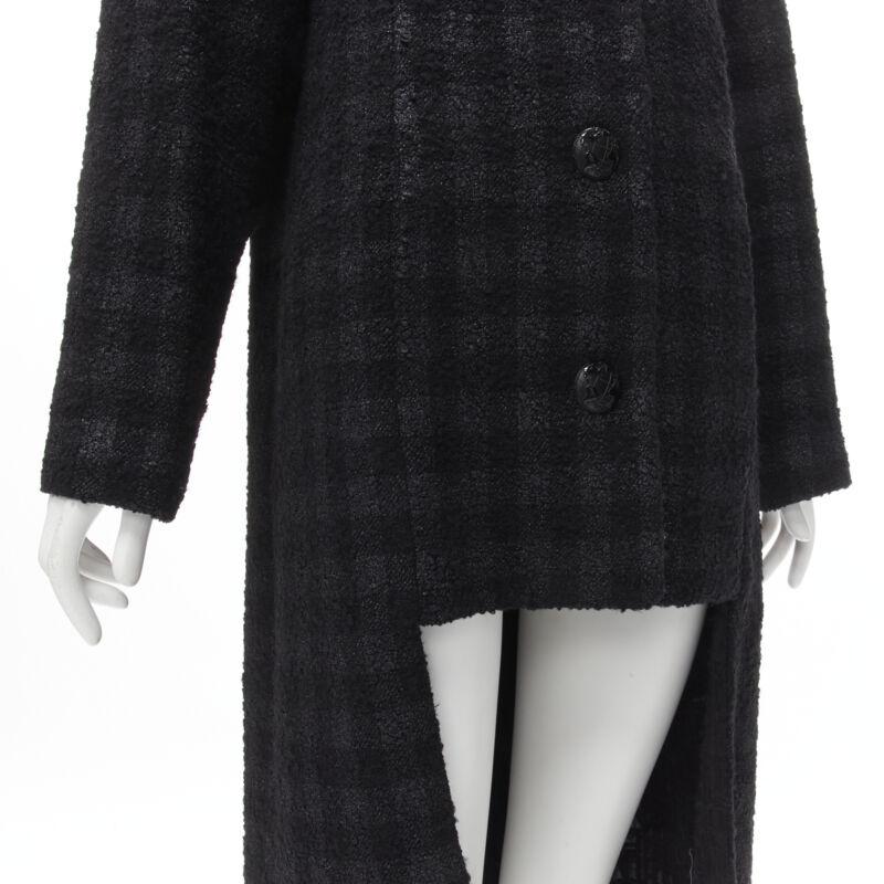 CHANEL 13K manteau en tweed à carreaux lurex noir Globe CC button high low FR36 XS en vente 4
