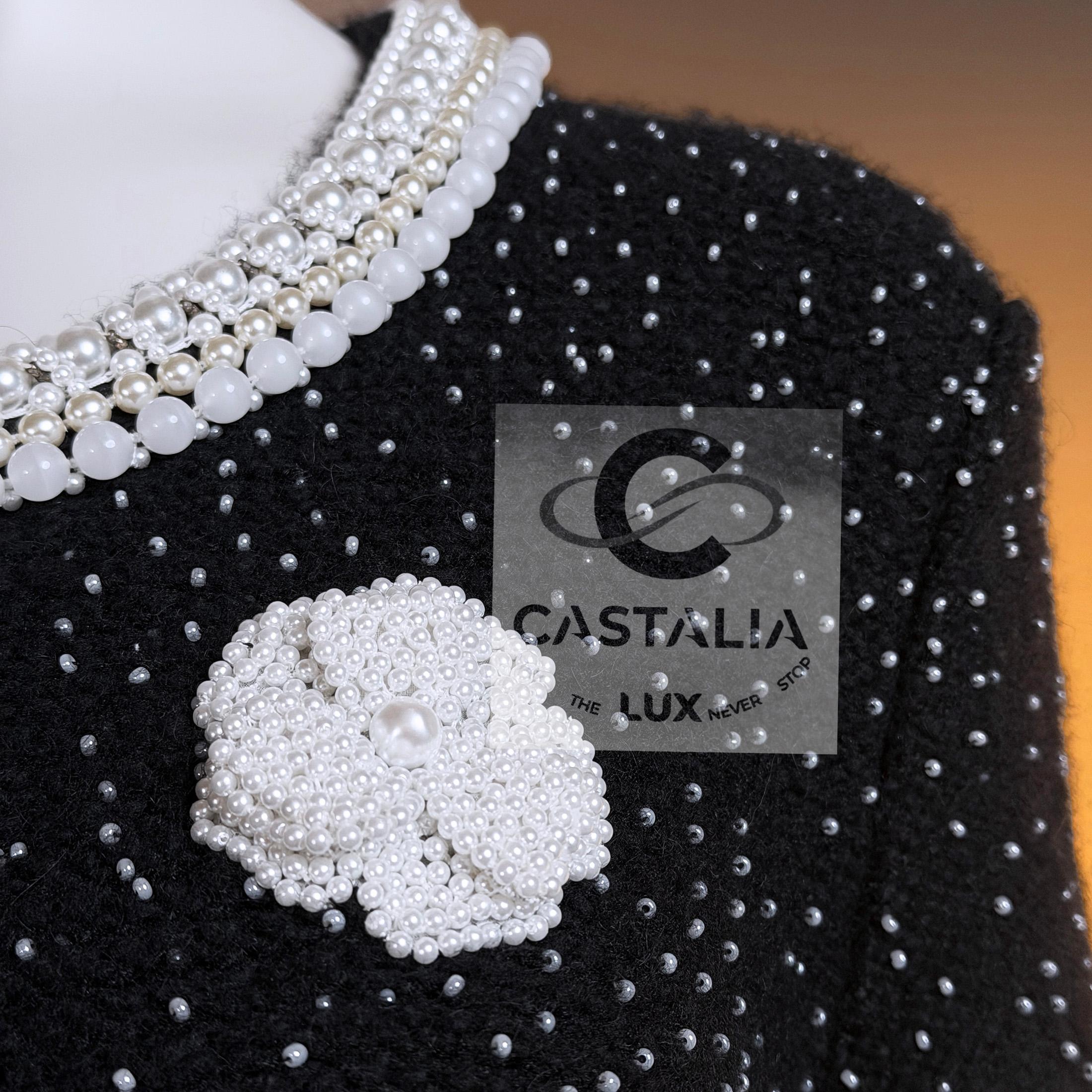 CHANEL 13K$ Schwarzes perlenbesetztes Kleid mit Jewell-Brosche 40 FR im Angebot 6