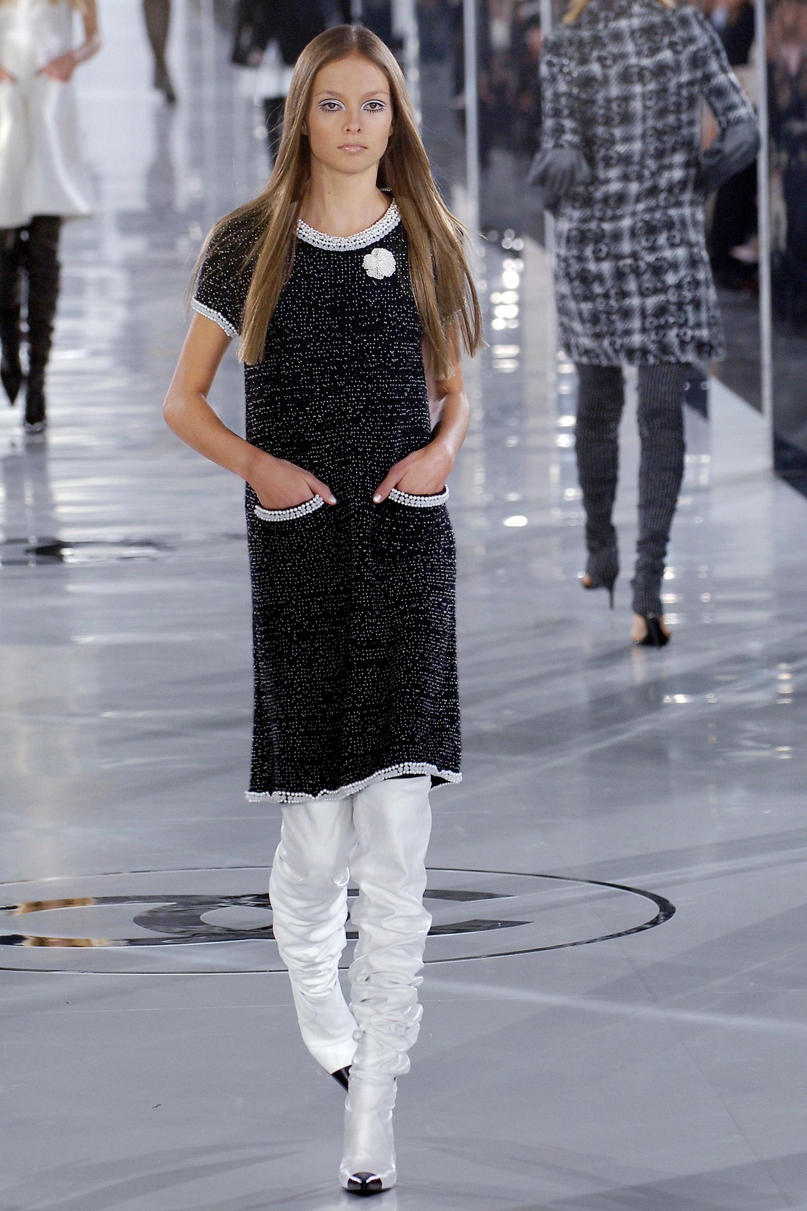 CHANEL Schwarzes Couture-Perlenkleid mit Kamelienbrosche

~ Dies ist nicht einfach nur ein Kleid - es ist eine Sammlerrarität, ein Erbstück, das über die Mode hinaus zur Legende wird.

~ Ein Meisterwerk von himmlischer Eleganz, 
Dieses schwarze