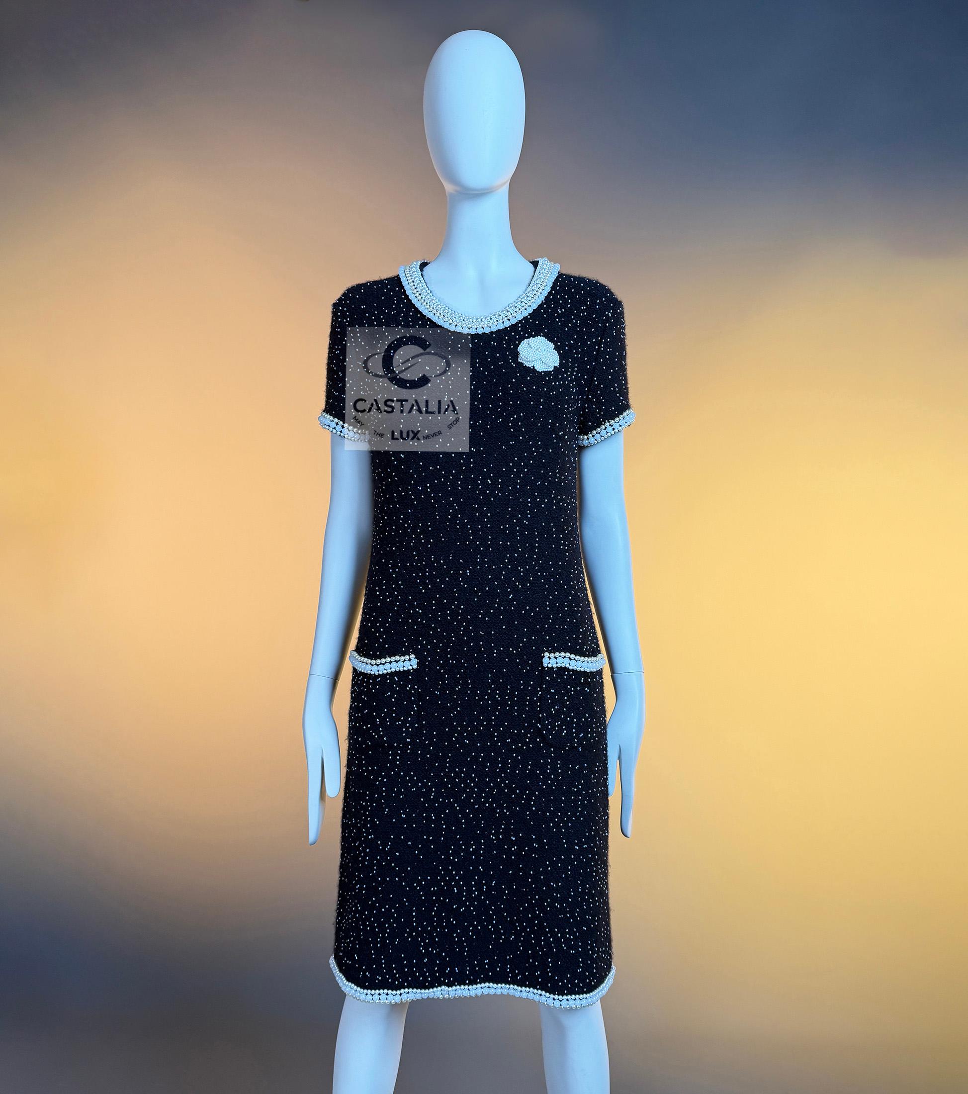 CHANEL 13K$ Schwarzes perlenbesetztes Kleid mit Jewell-Brosche 40 FR im Angebot 3