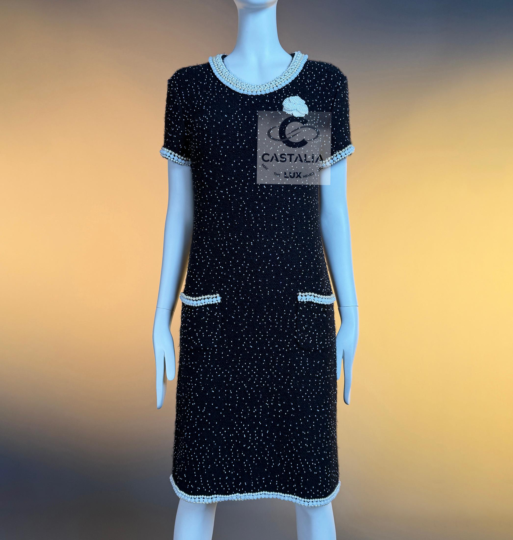 CHANEL 13K$ Schwarzes perlenbesetztes Kleid mit Jewell-Brosche 40 FR im Angebot 4