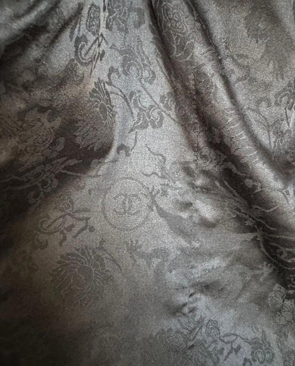 Chanel 13K$ Camellia Applique Veste en cuir noir 38 FR en vente 5