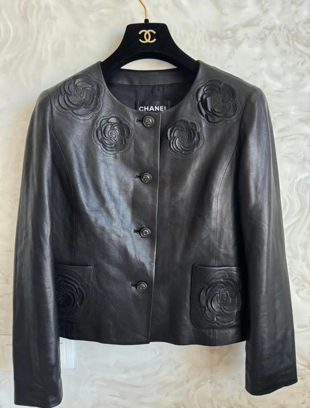 Chanel 13K$ Camellia Applique Black Leather Jacket 38 FR For Sale 2