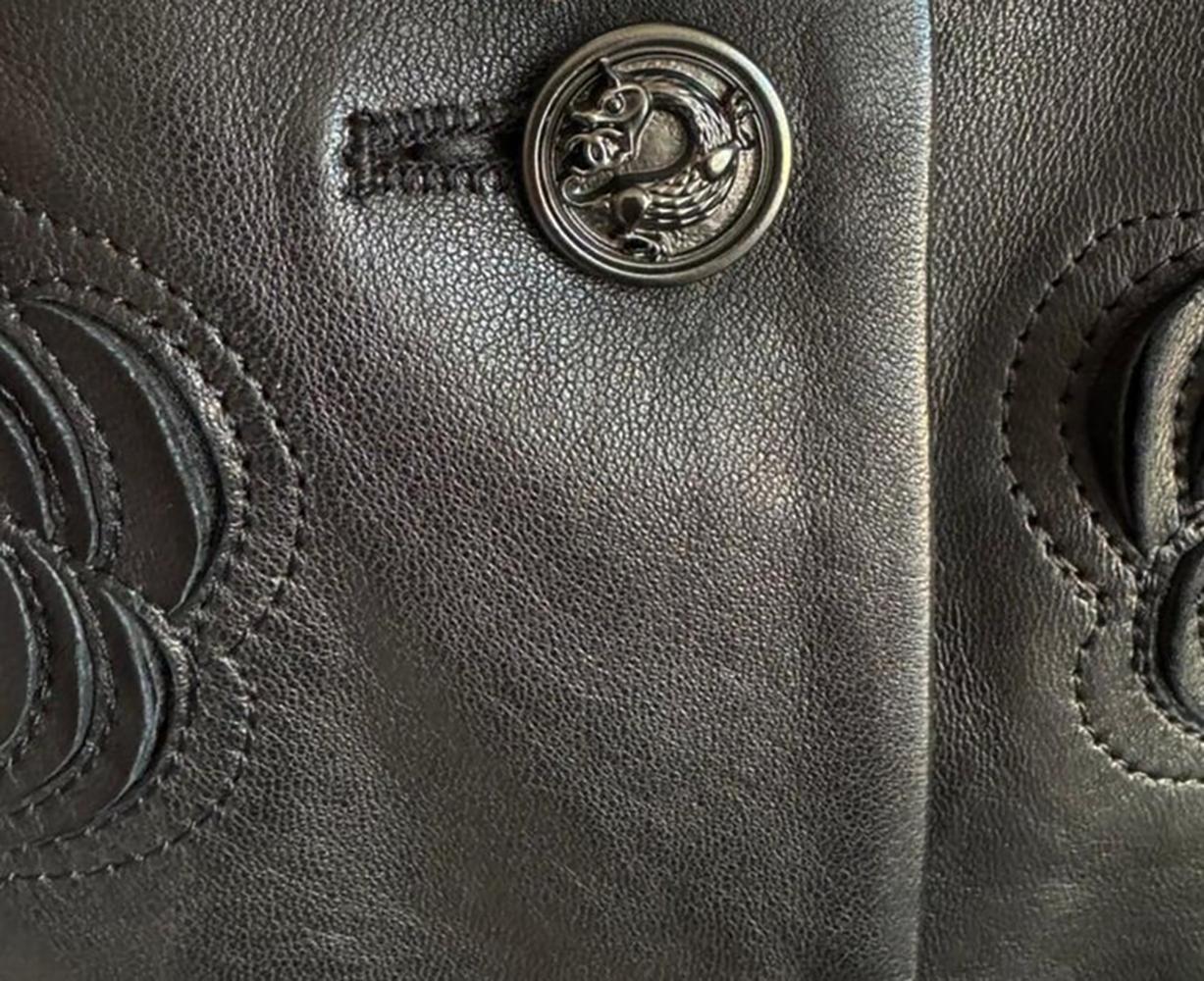 Chanel 13K$ Camellia Applique Veste en cuir noir 38 FR en vente 2