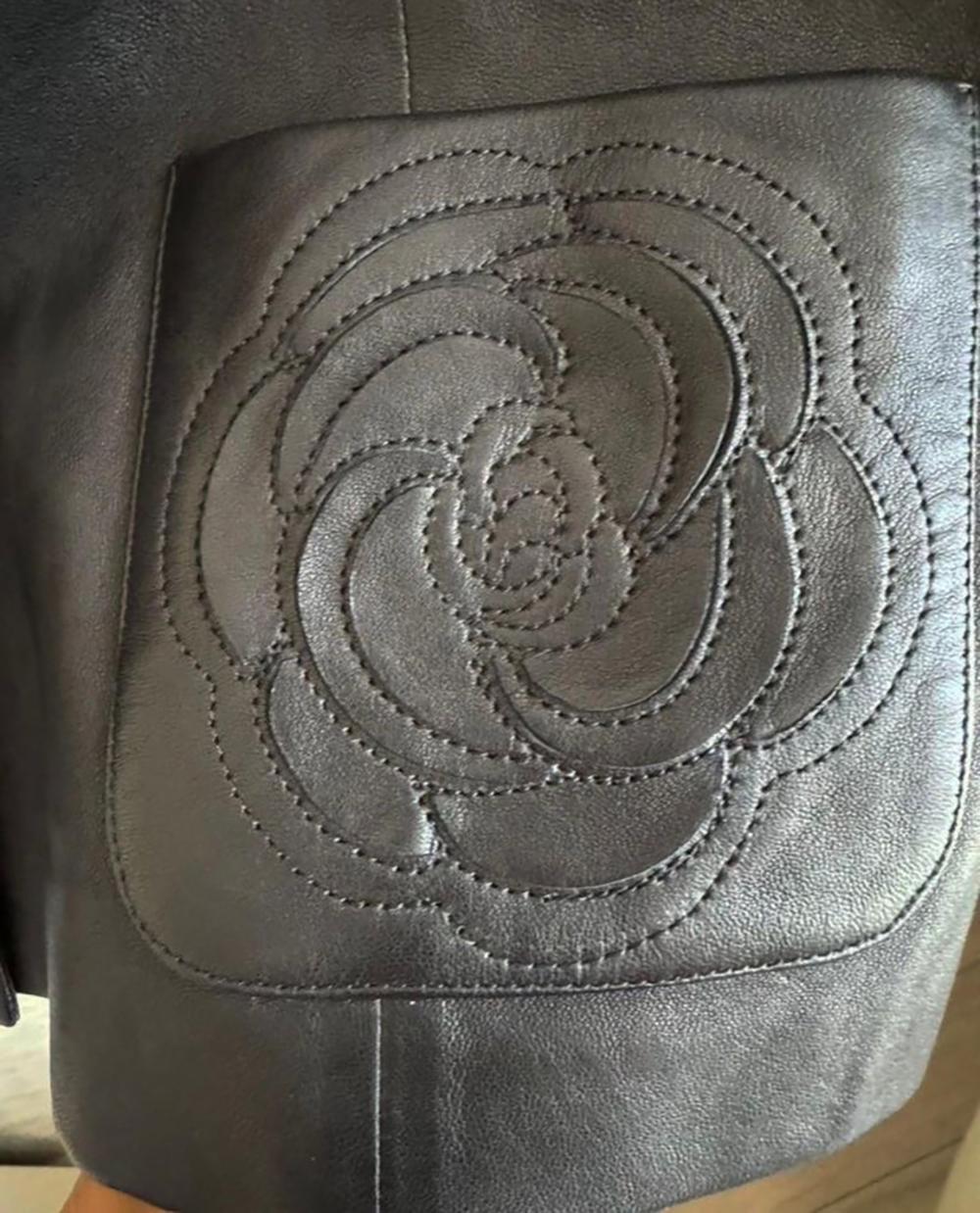 Chanel 13K$ Camellia Applique Veste en cuir noir 38 FR en vente 3