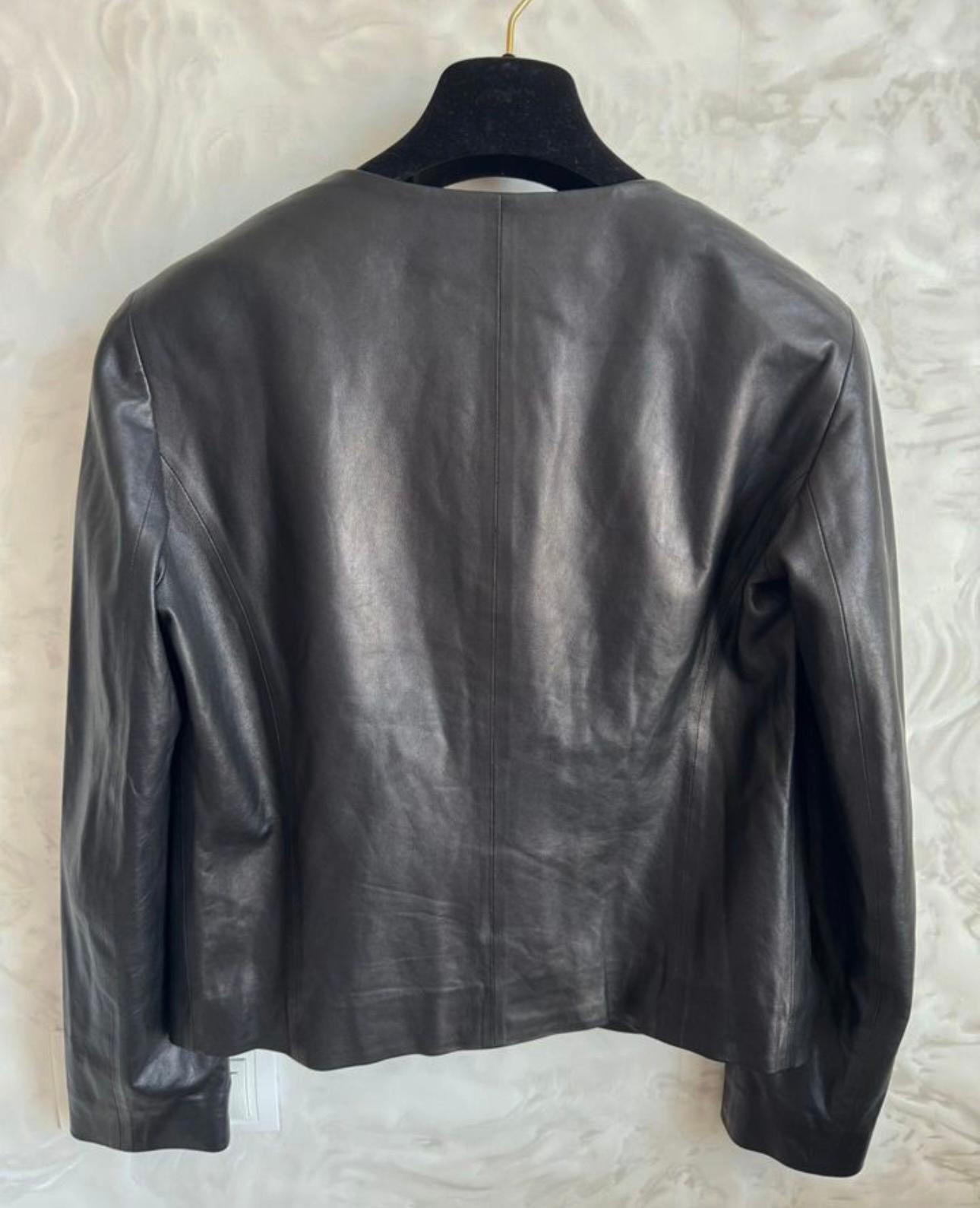 Chanel 13K$ Camellia Applique Black Leather Jacket 38 FR For Sale 5