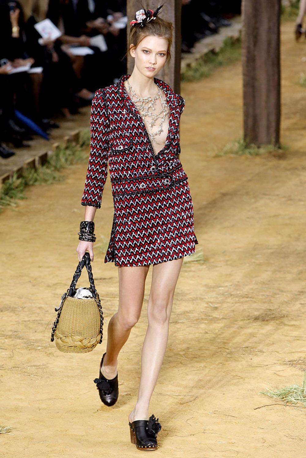 Luxurious Chanel black & red jacket made of most precious Lesage tweed with sequin embellishment.
From Catwalk of 2010 Spring Collection! Boutique price over 12,000 $ : sequinned jacket are traditionally very expensive by Chanel
- masterpiece CC