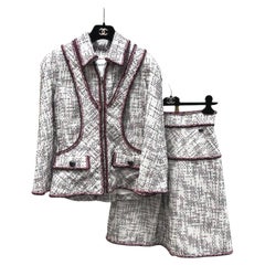 Chanel 13K$ Elegant White Tweed Suit with CC Buttons