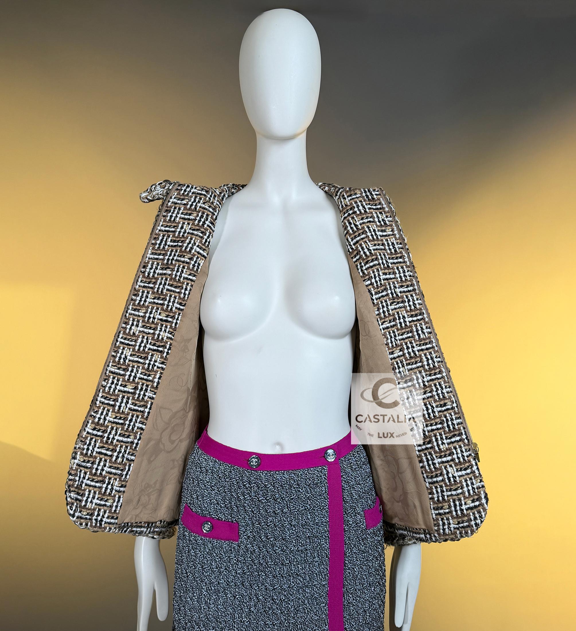 CHANEL 13K$ New Paris / Dallas CC Star Buttons Beige Tweed Jacket For Sale 13