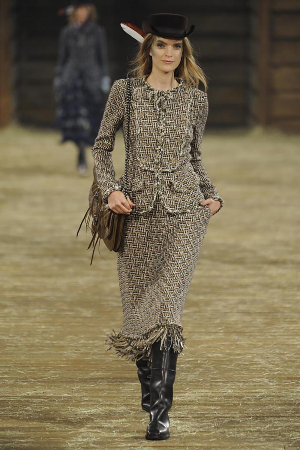 CHANEL Runway Beige Lesage Tweed Jacket with CC Star Buttons
— Paris / Dallas Métiers d’Art 2014 by Karl Lagerfeld
/ Boutique value: over $13,000 //

~ A runway piece that has transcended fashion, now considered one of the most collectible