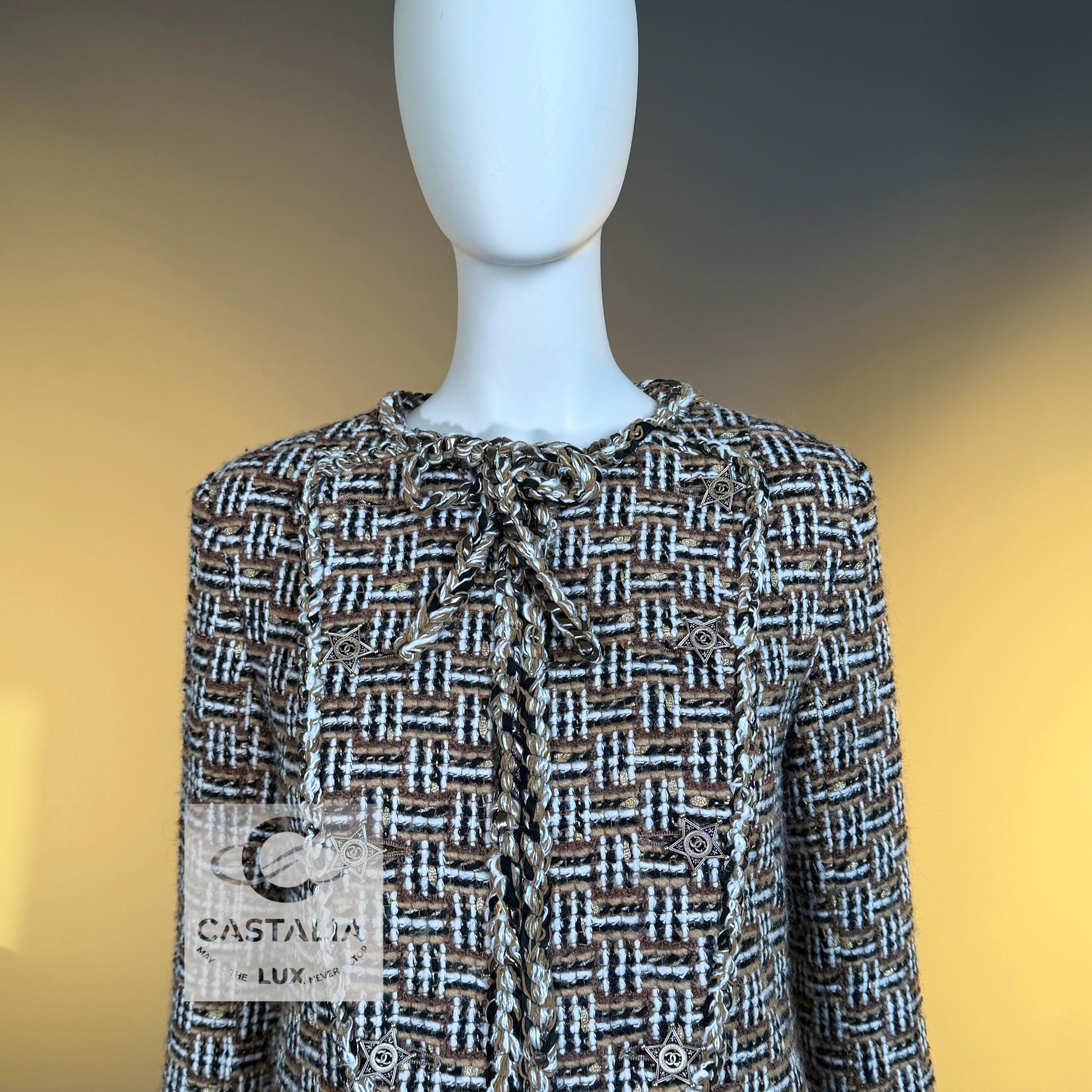 Women's or Men's CHANEL 13K$ New Paris / Dallas CC Star Buttons Beige Tweed Jacket For Sale