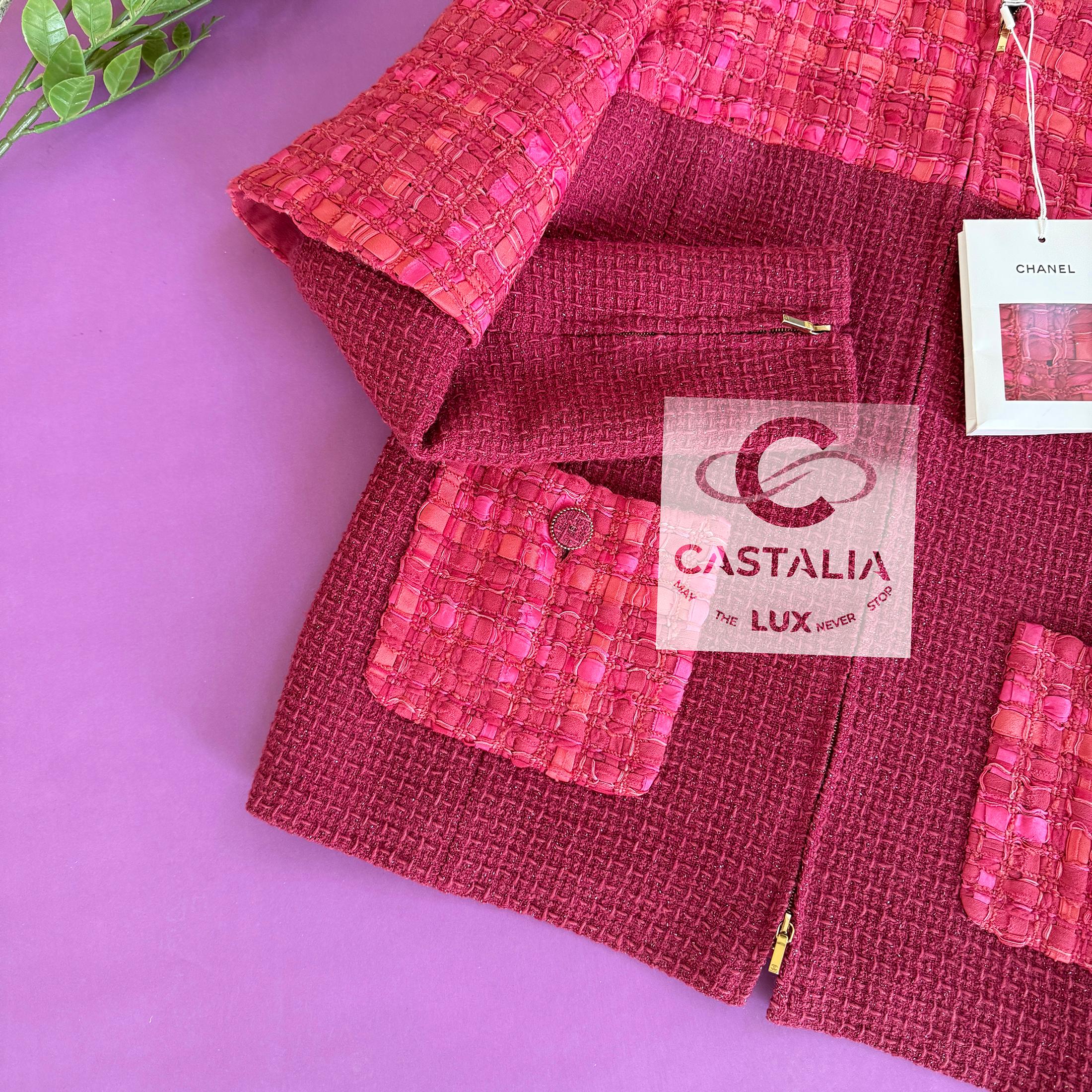 Chanel 13K$ Nueva chaqueta de tweed con cinta frambuesa 42 FR en venta 9