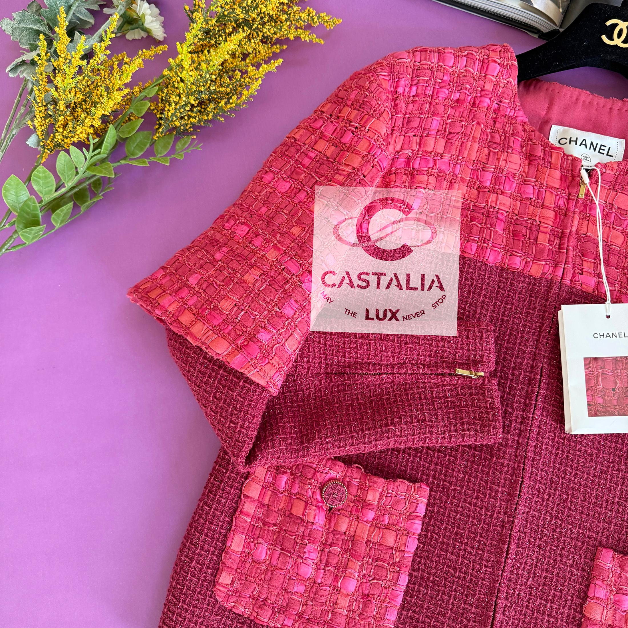 Chanel 13K$ Nueva chaqueta de tweed con cinta frambuesa 42 FR en venta 10