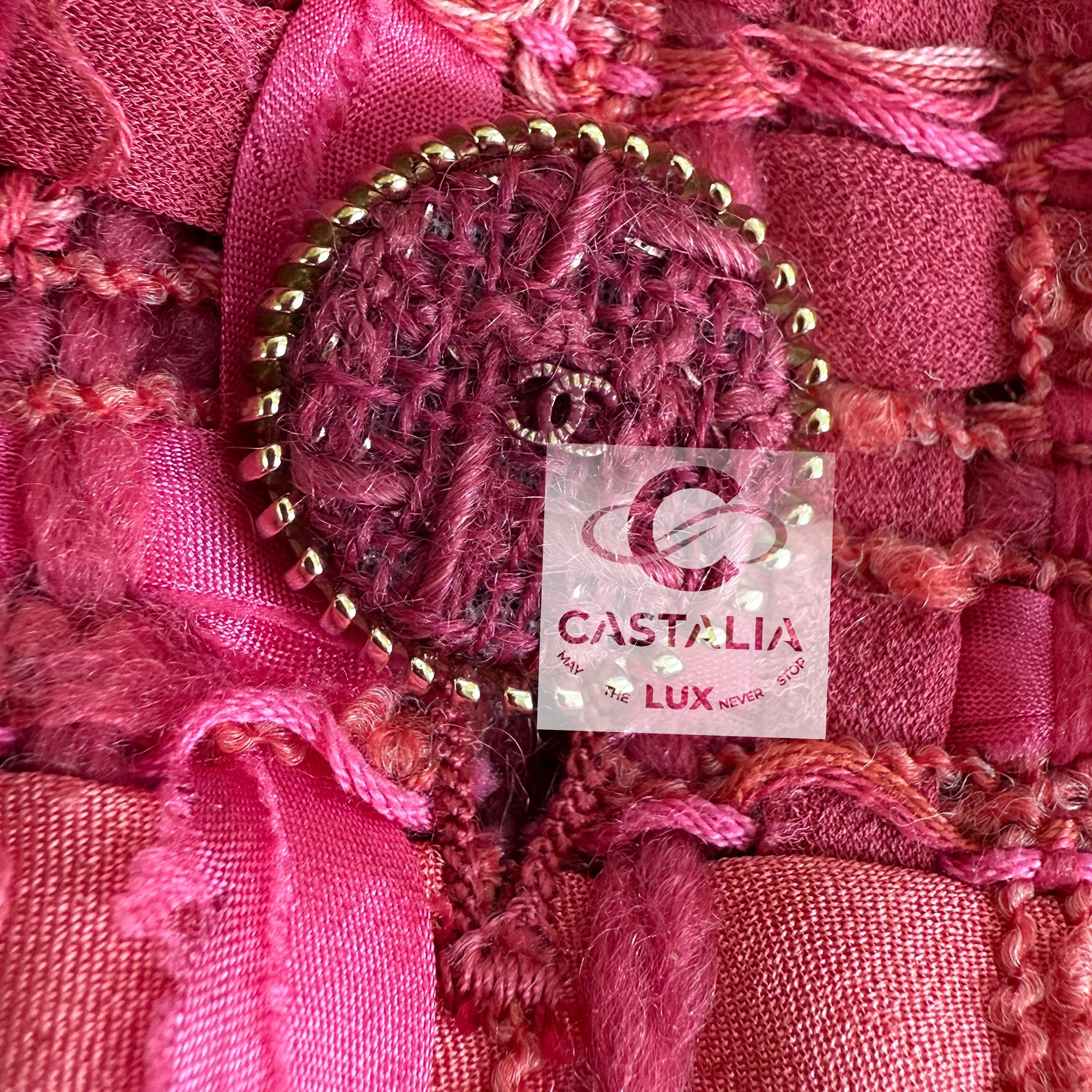 Chanel 13K$ Nueva chaqueta de tweed con cinta frambuesa 42 FR en venta 12
