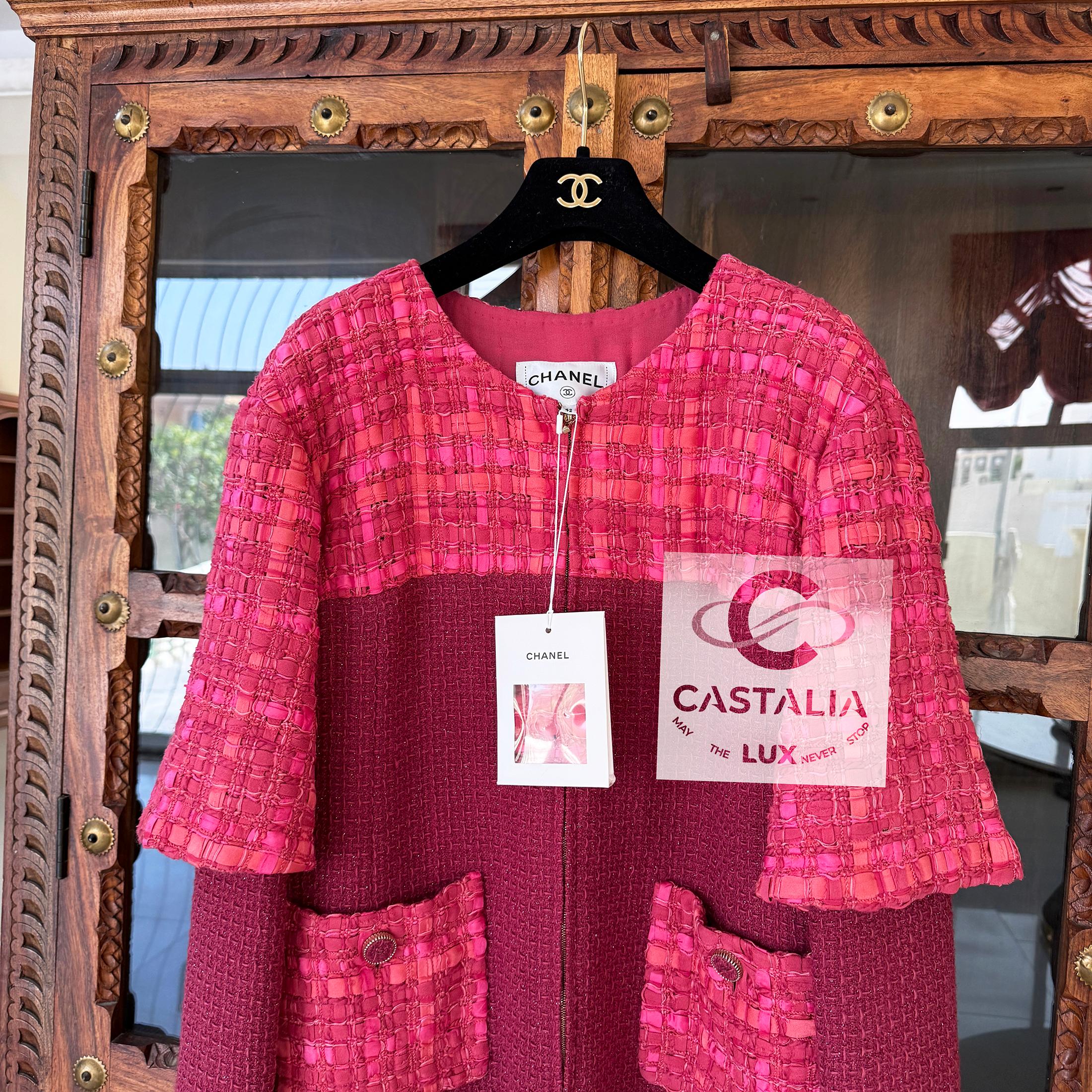 Chanel 13K$ Nueva chaqueta de tweed con cinta frambuesa 42 FR en venta 13