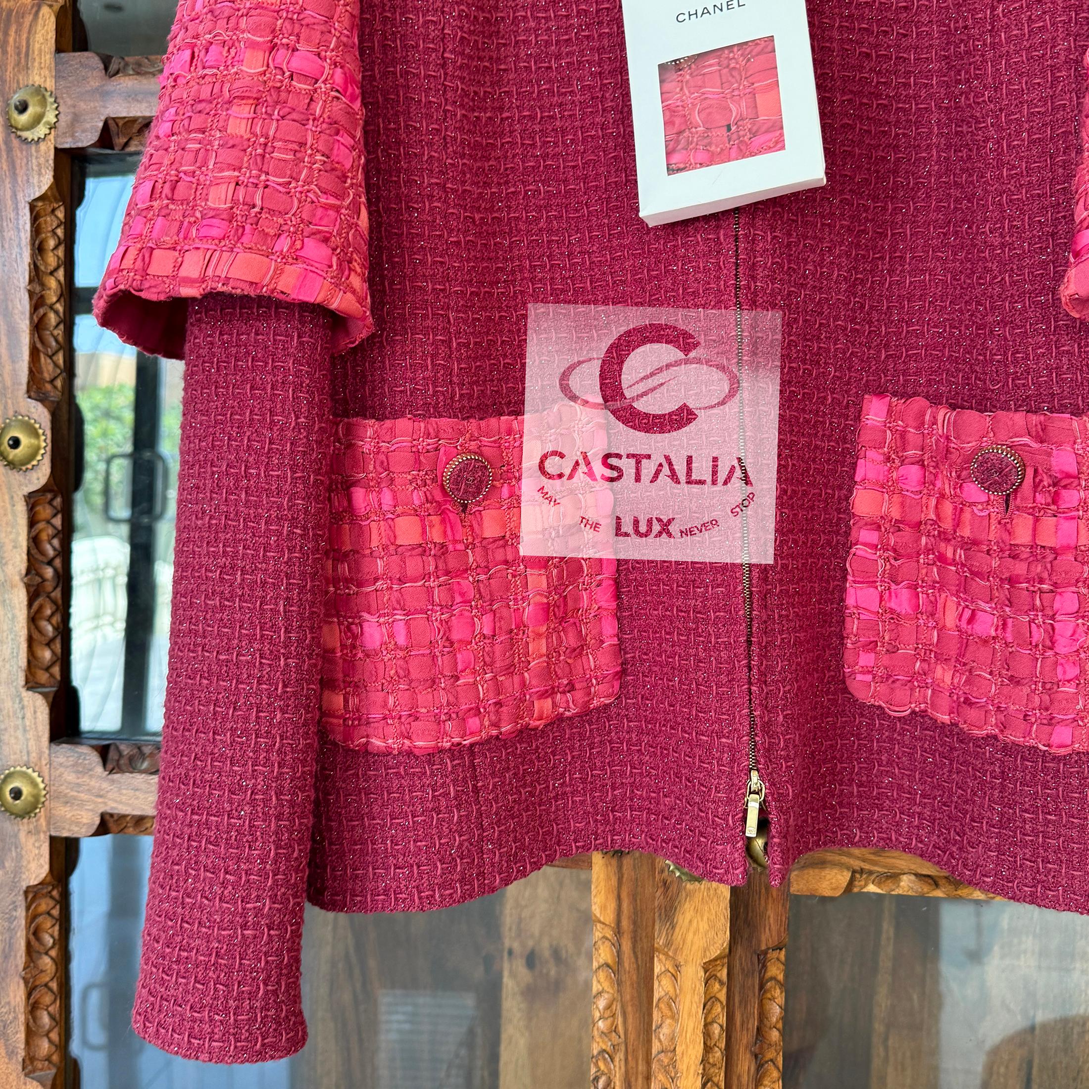 Chanel 13K$ Nueva chaqueta de tweed con cinta frambuesa 42 FR en venta 1