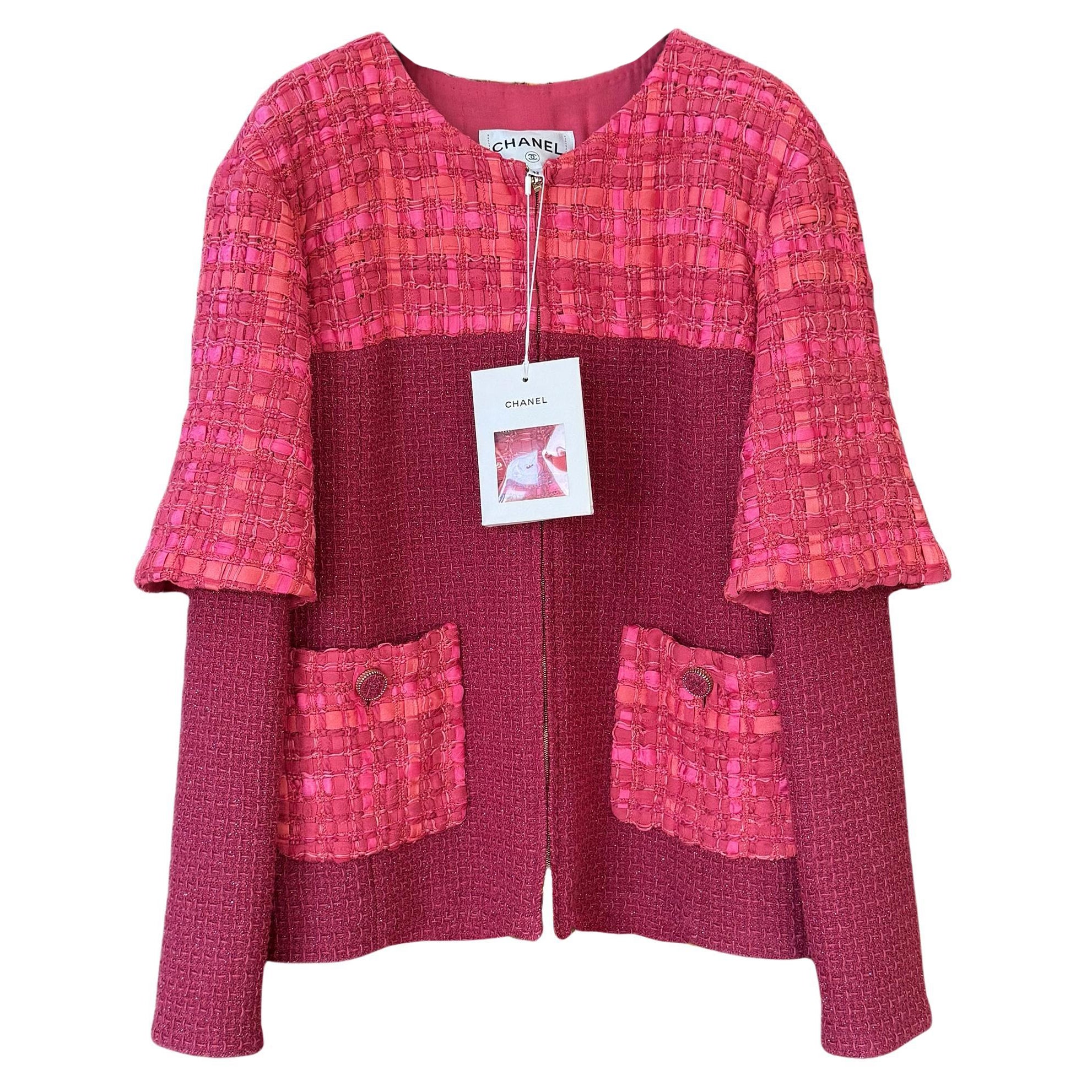 Chanel 13K$ Nueva chaqueta de tweed con cinta frambuesa 42 FR en venta