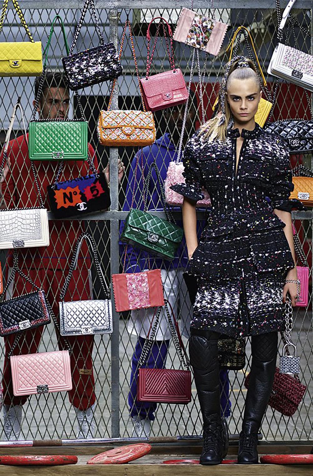 CHANEL - Supermarkt-Kollektion - Konfetti-Tweed-Mantel
u2028~ Wie an Cara Delevingne in Karl Lagerfelds globaler Kampagne zu sehen 
// Boutique-Wert: Ein Sammlerstück, begehrt; Anfangswert über 13.000$ 

~ u2028Ästhetik: Post-Pop-Eleganz,