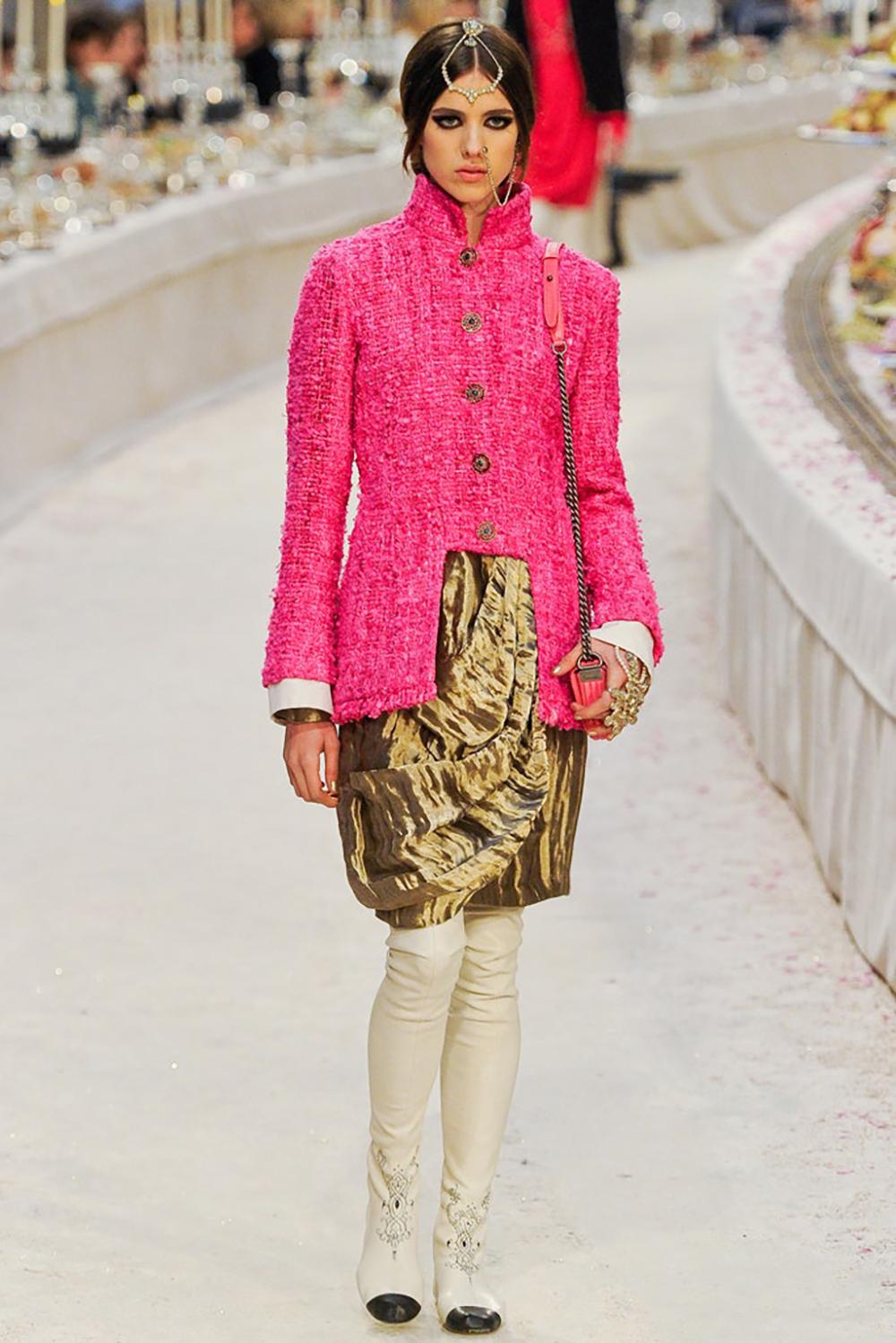 Gorgeous Runway black jacket Chanel made of precious 100% silk Lesage tweed ~ from Paris / BOMBAY Collection by Maestro Lagerfeld
- CC jewel Gripoix buttons
- detachable chiffon silk cuffs
- black silk lining with camellias
Size mark 50 FR /