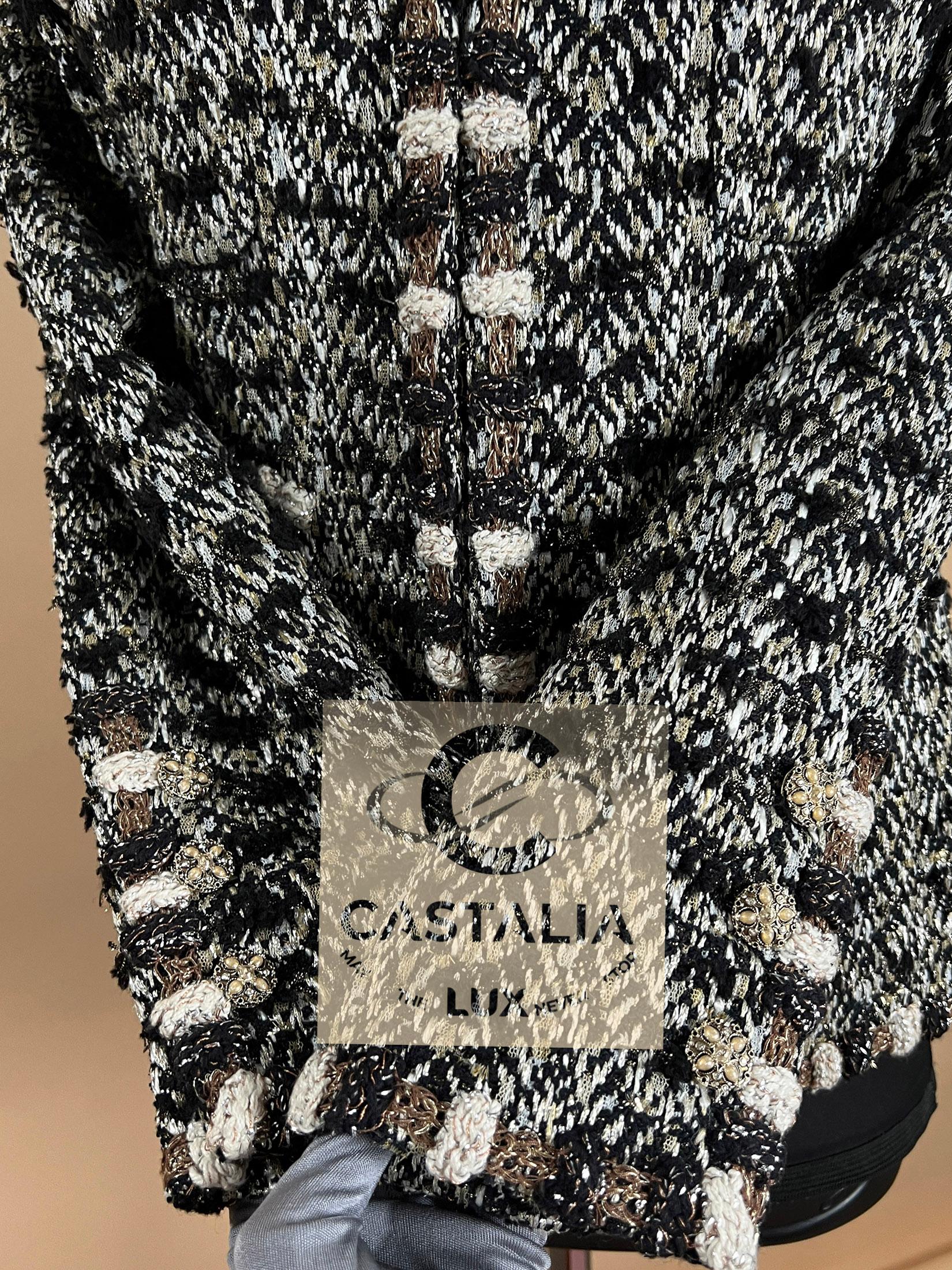 CHANEL 13K$ Paris / Bombay Runway Tweed Jacket 42 FR en vente 9