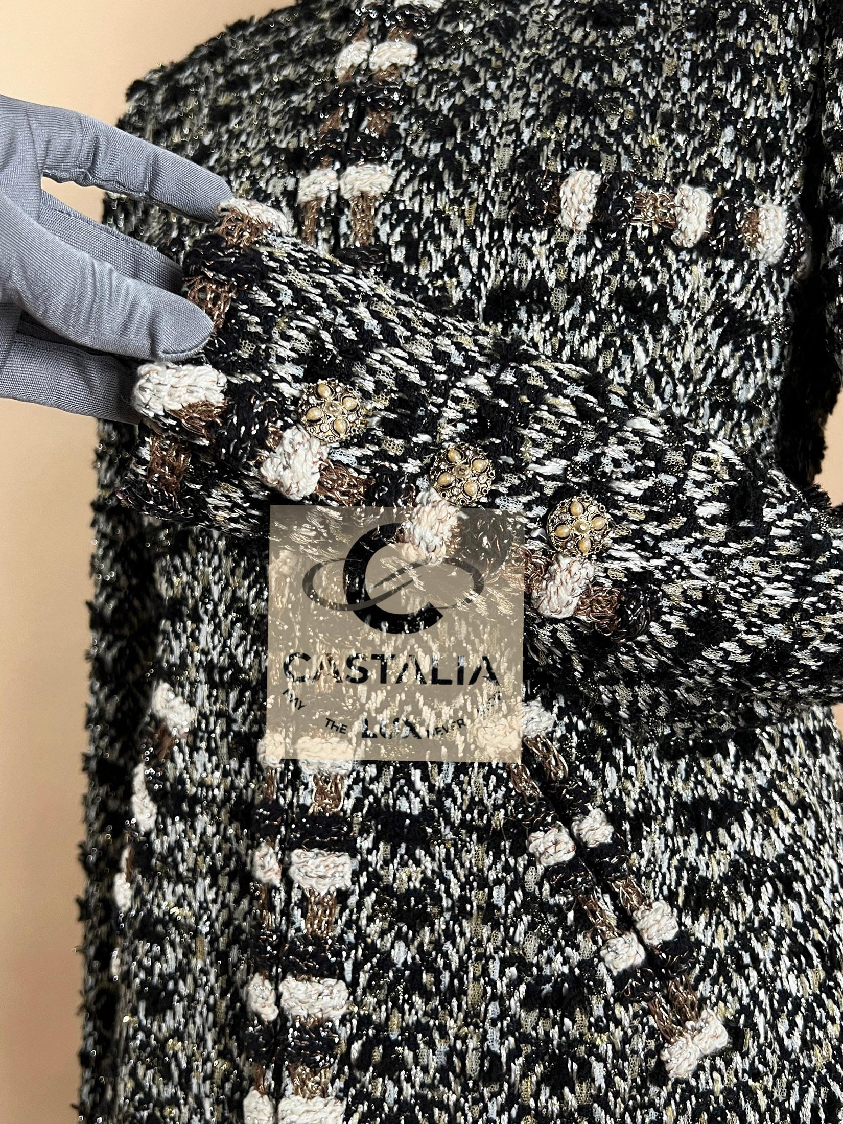 CHANEL 13K$ Paris / Bombay Runway Tweed Jacket 42 FR en vente 10