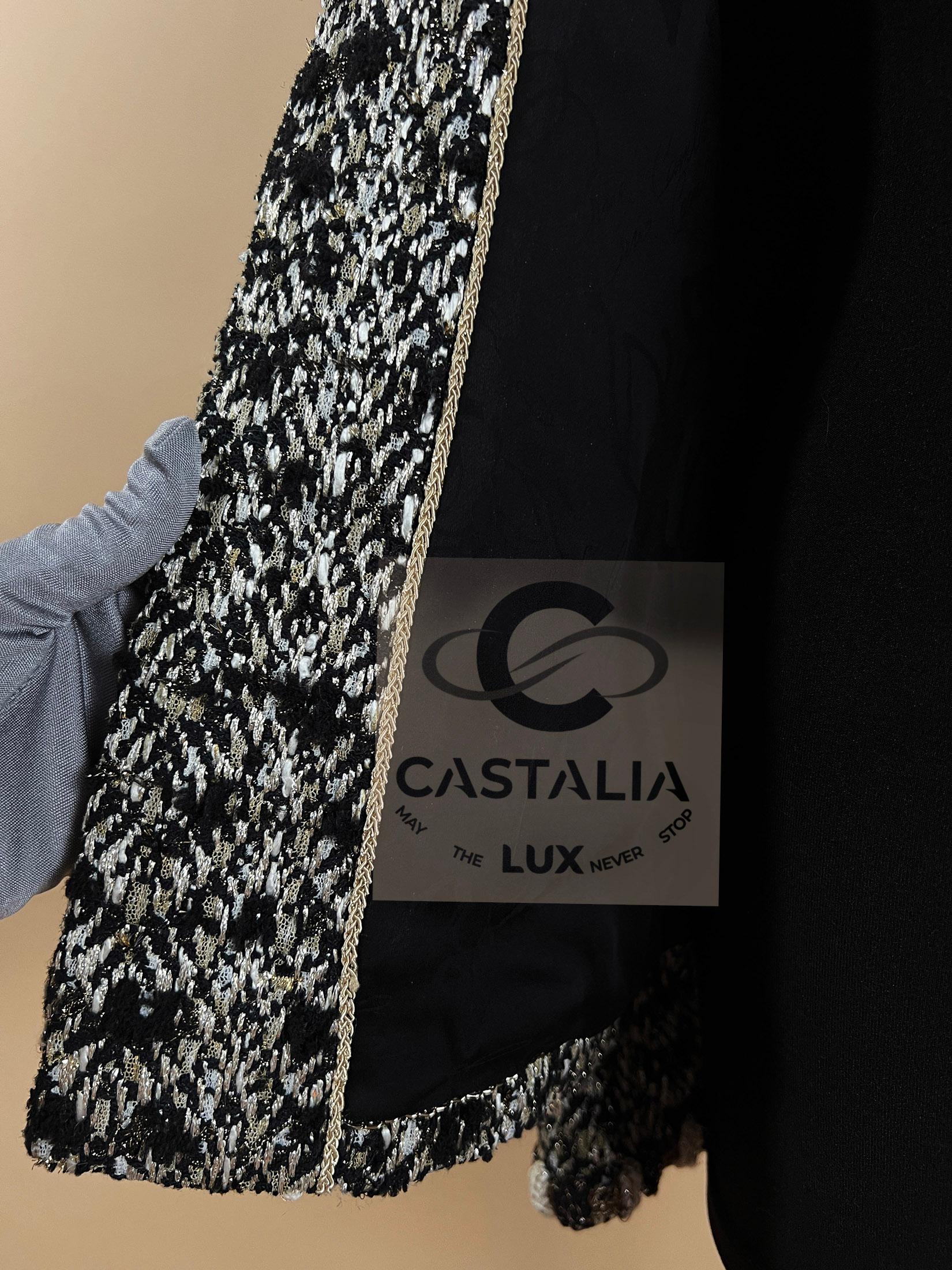 CHANEL 13K$ Paris / Bombay Runway Tweed Jacket 42 FR en vente 14