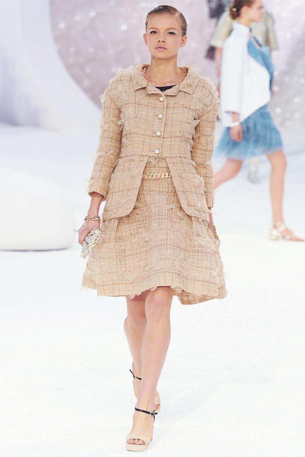 Chanel 13K$ Schleife Tuile Beige Tweed Jacke 36 FR im Zustand „Neu“ in Dubai, AE